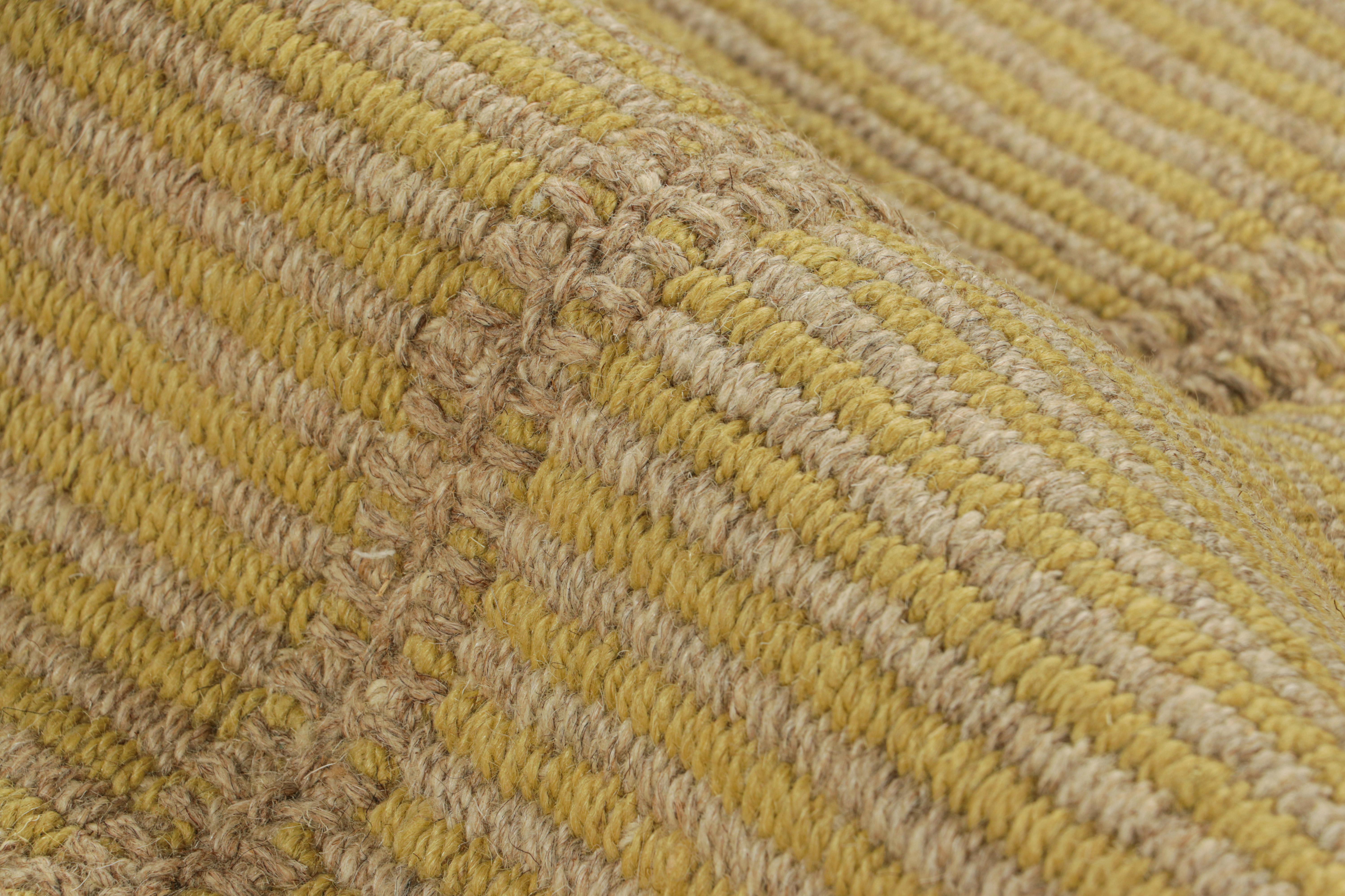 Kilim contemporáneo de Rug & Kilim en rayas texturadas beige y doradas en Nuevo estado para la venta en Long Island City, NY