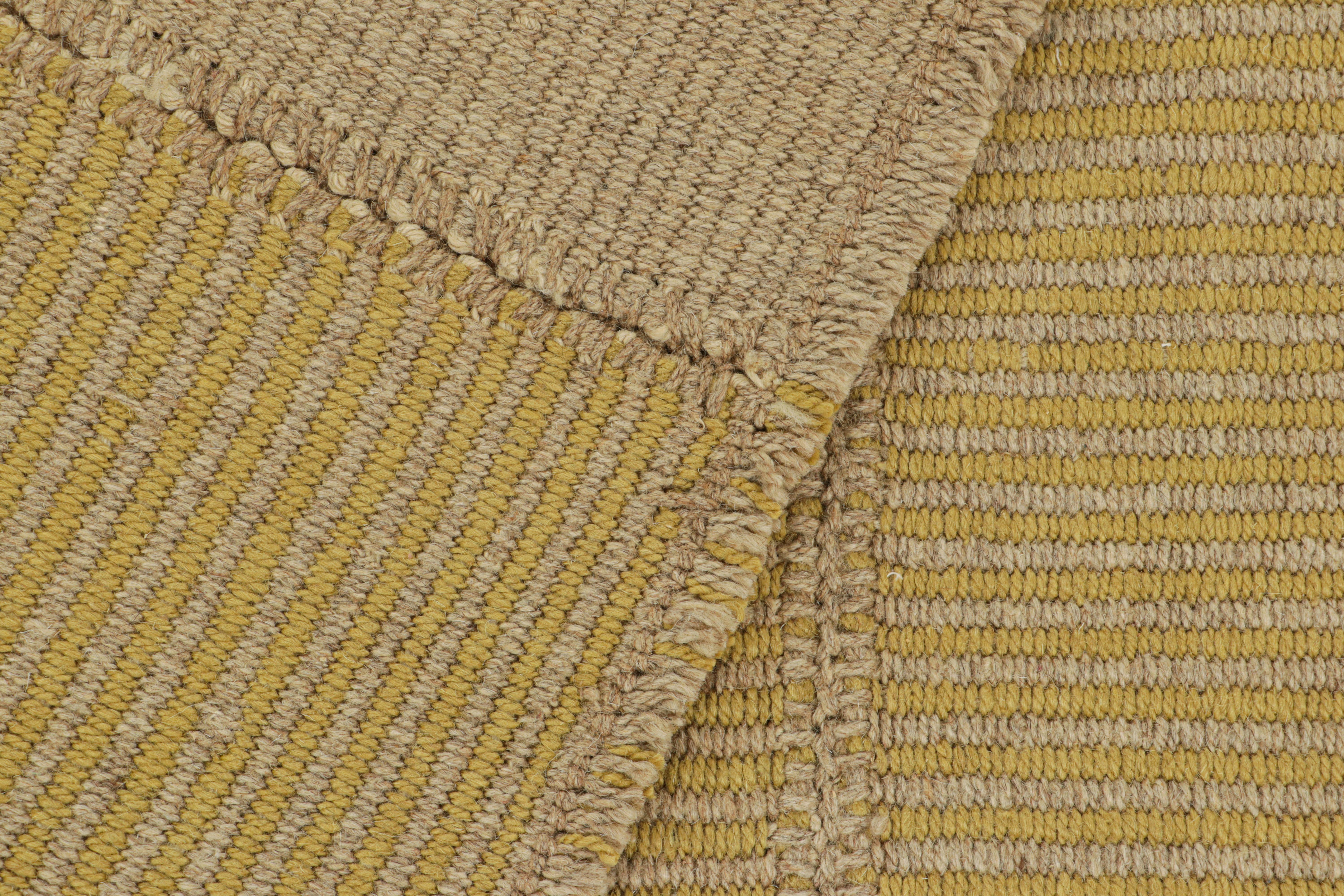 XXI secolo e contemporaneo Rug & Kilim è un kilim contemporaneo a strisce beige e oro. in vendita