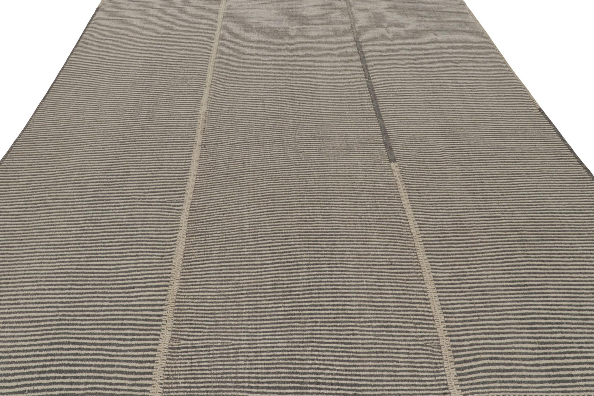 Moderno Rug & Kilim: un kilim contemporaneo a strisce beige e grigie in vendita