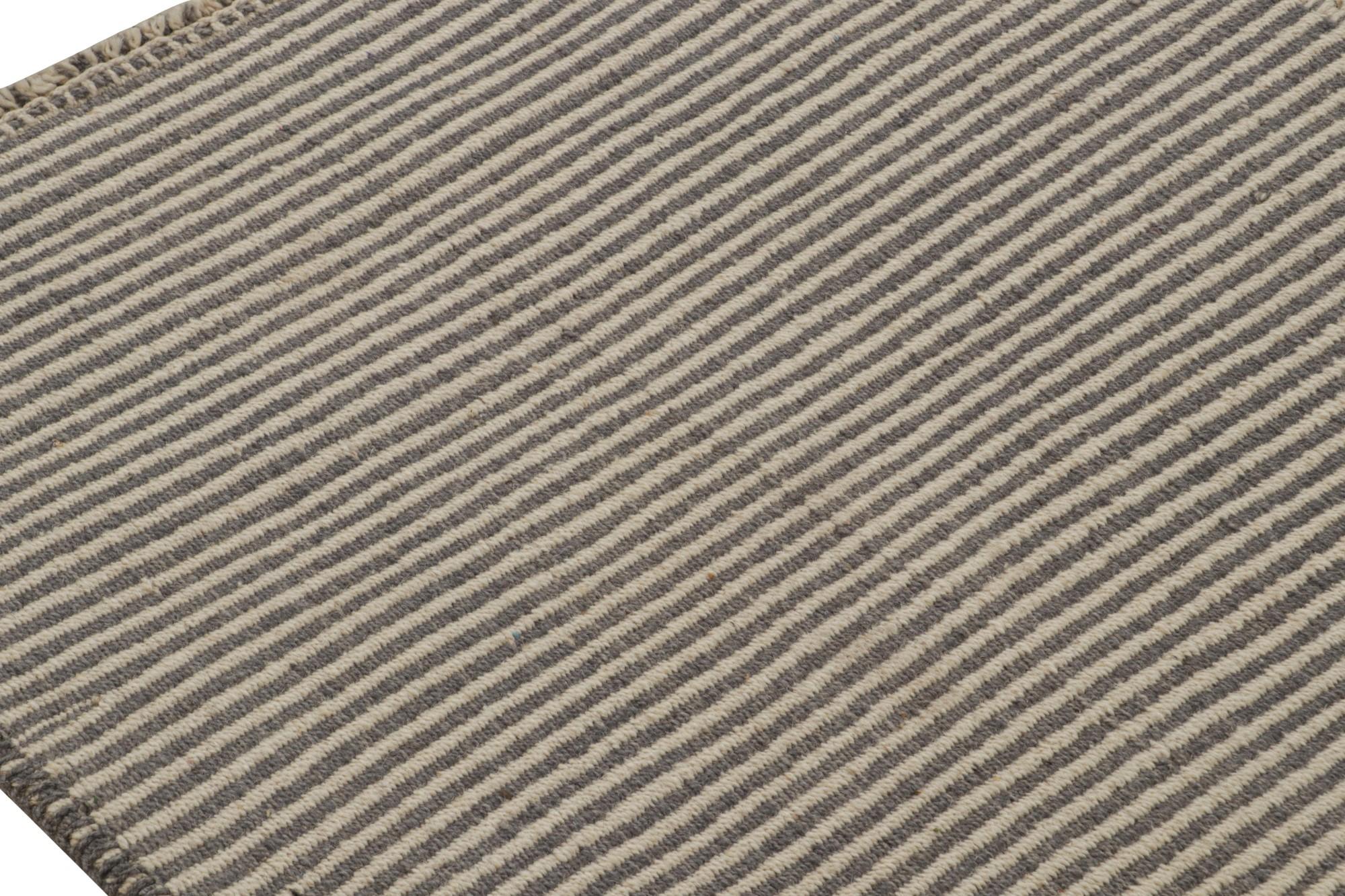 Tessuto a mano Rug & Kilim: un kilim contemporaneo a strisce beige e grigie in vendita