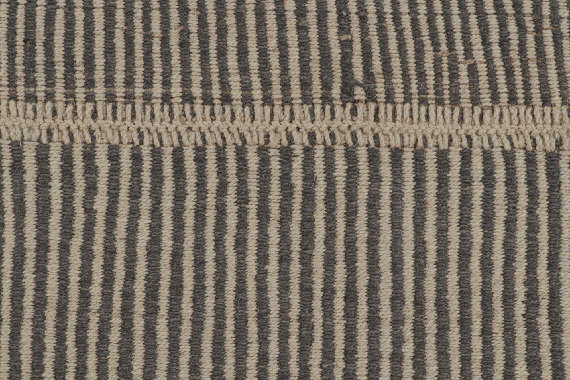 Rug & Kilim's Contemporary Kilim in Beige und Grau gestreift im Zustand „Neu“ im Angebot in Long Island City, NY