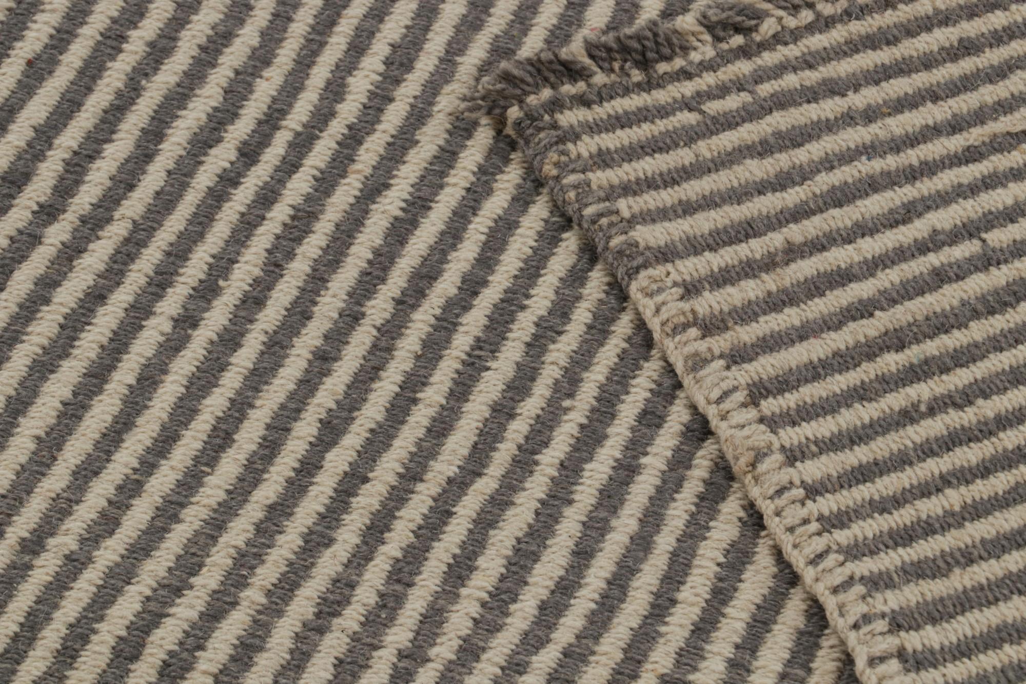Rug & Kilim's Contemporary Kilim in Beige und Grau gestreift (21. Jahrhundert und zeitgenössisch) im Angebot