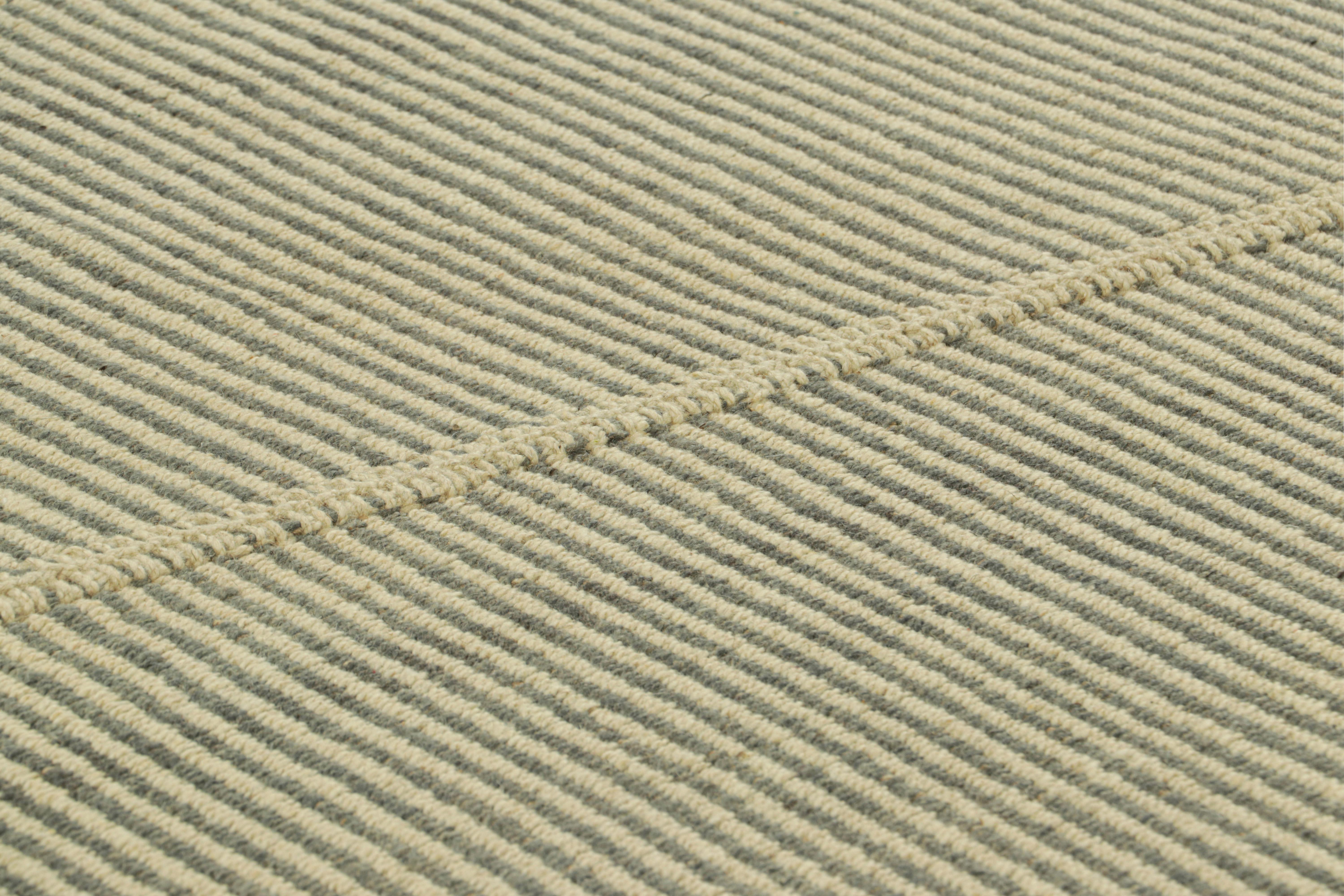 Handgewebte Wolle, ein 7x8-Kilim-Design aus einer originellen neuen zeitgenössischen Flachgewebe-Kollektion von Rug & Kilim.

Über das Design: 

Die liebevoll als Rez Kilims