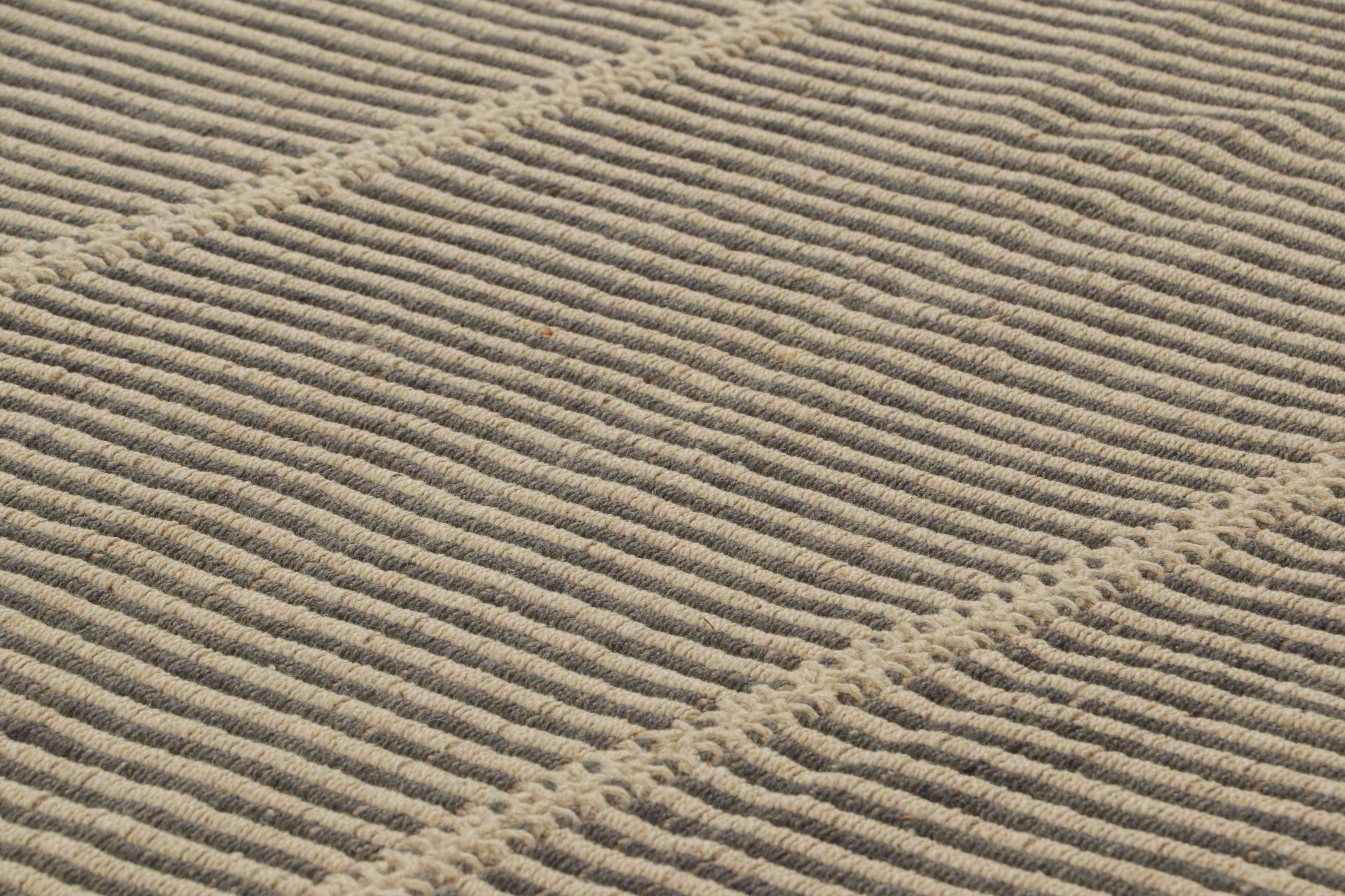Dieser handgewebte 9×12 Kilim-Teppich aus Wolle stammt aus einer originellen neuen zeitgenössischen Flachgewebekollektion von Rug & Kilim.

Über das Design: 

Die liebevoll als Rez Kilims