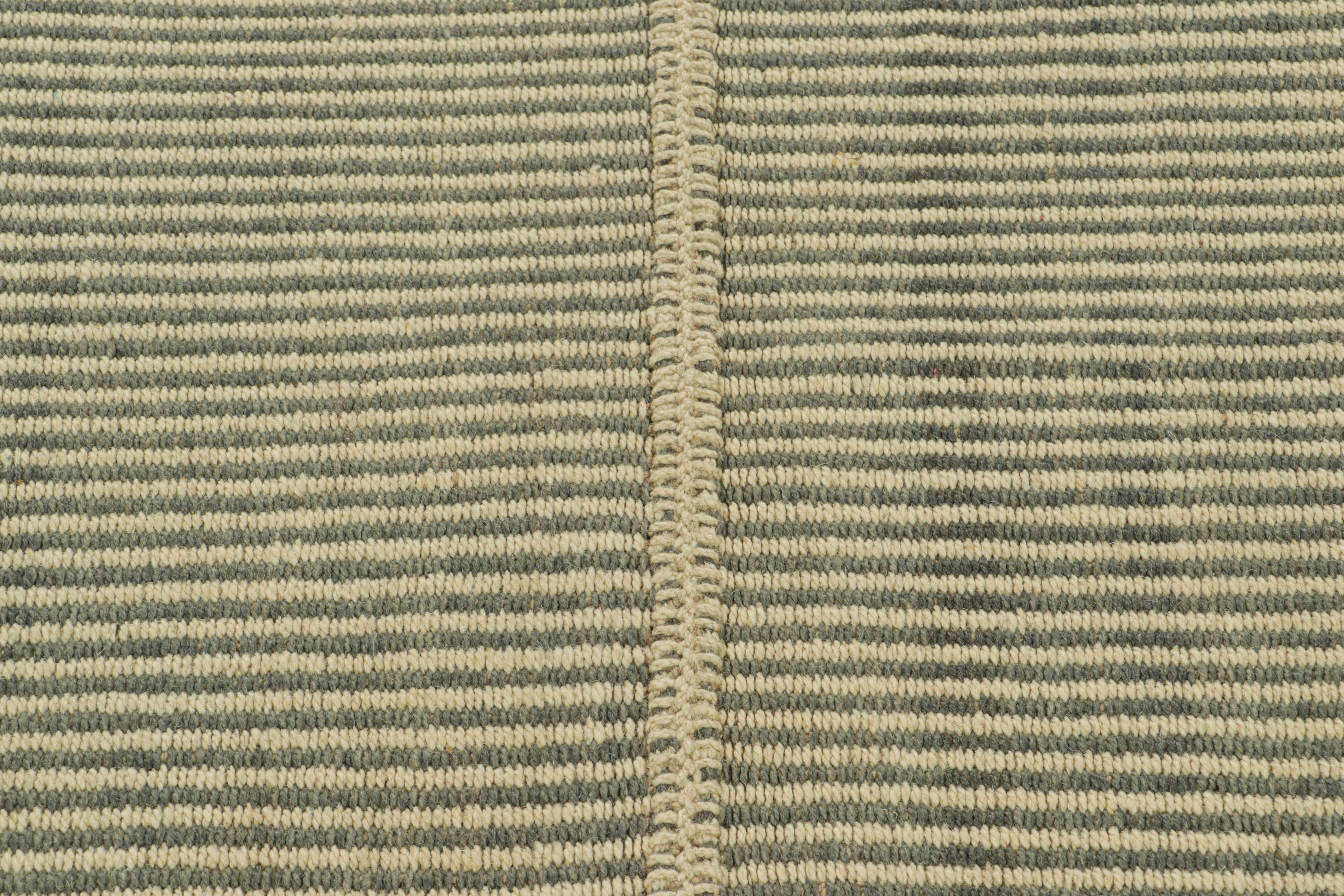 Rug & Kilim's Contemporary Kilim in Beige und Grauen Strukturstreifen (Moderne) im Angebot