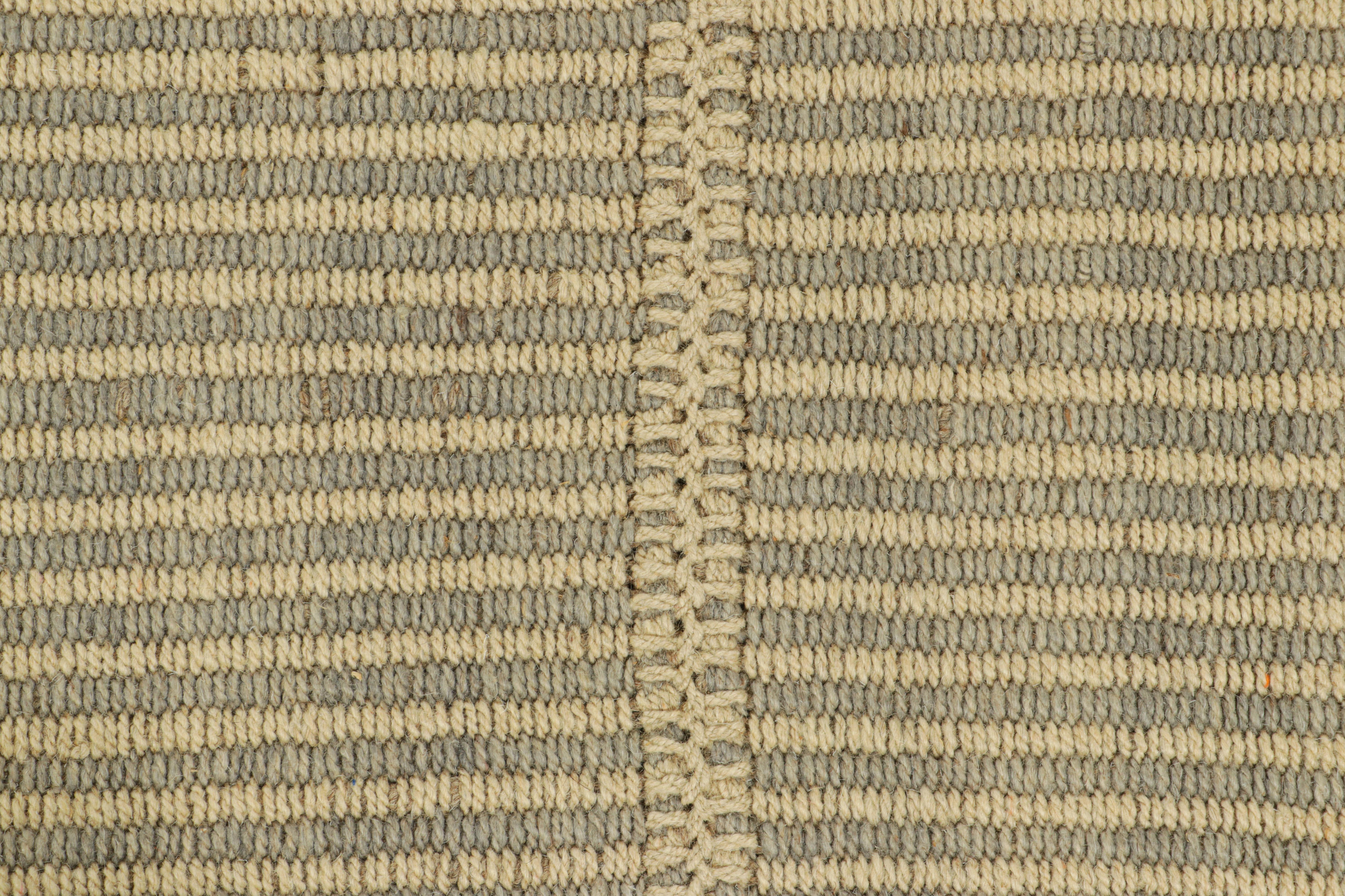 Moderno Rug & Kilim è un kilim contemporaneo a strisce beige e grigie. in vendita