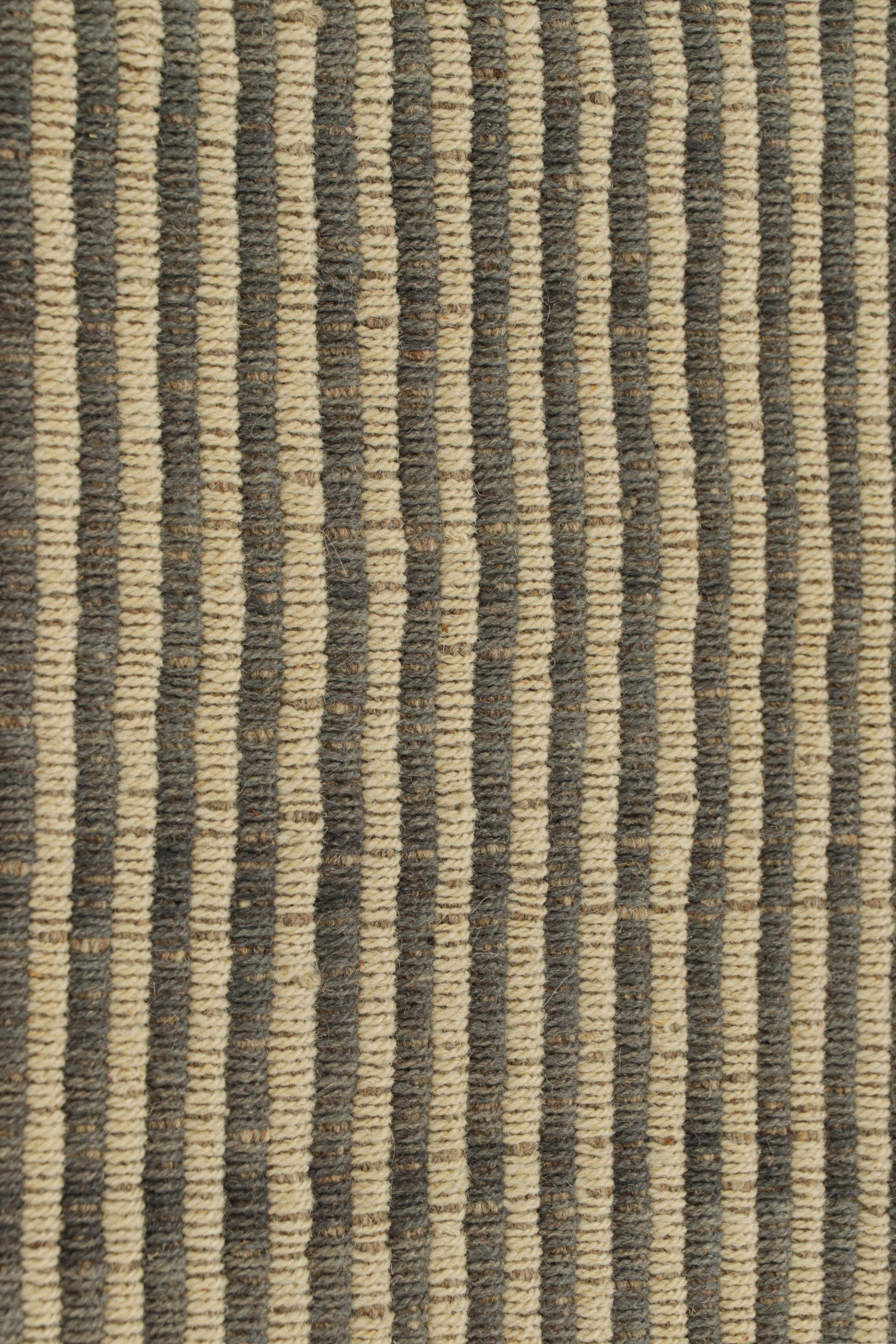 Moderne Rug & Kilim's Contemporary Kilim in Beige and Gray Textural Stripes (Kilim contemporain à rayures texturées beige et grises) en vente