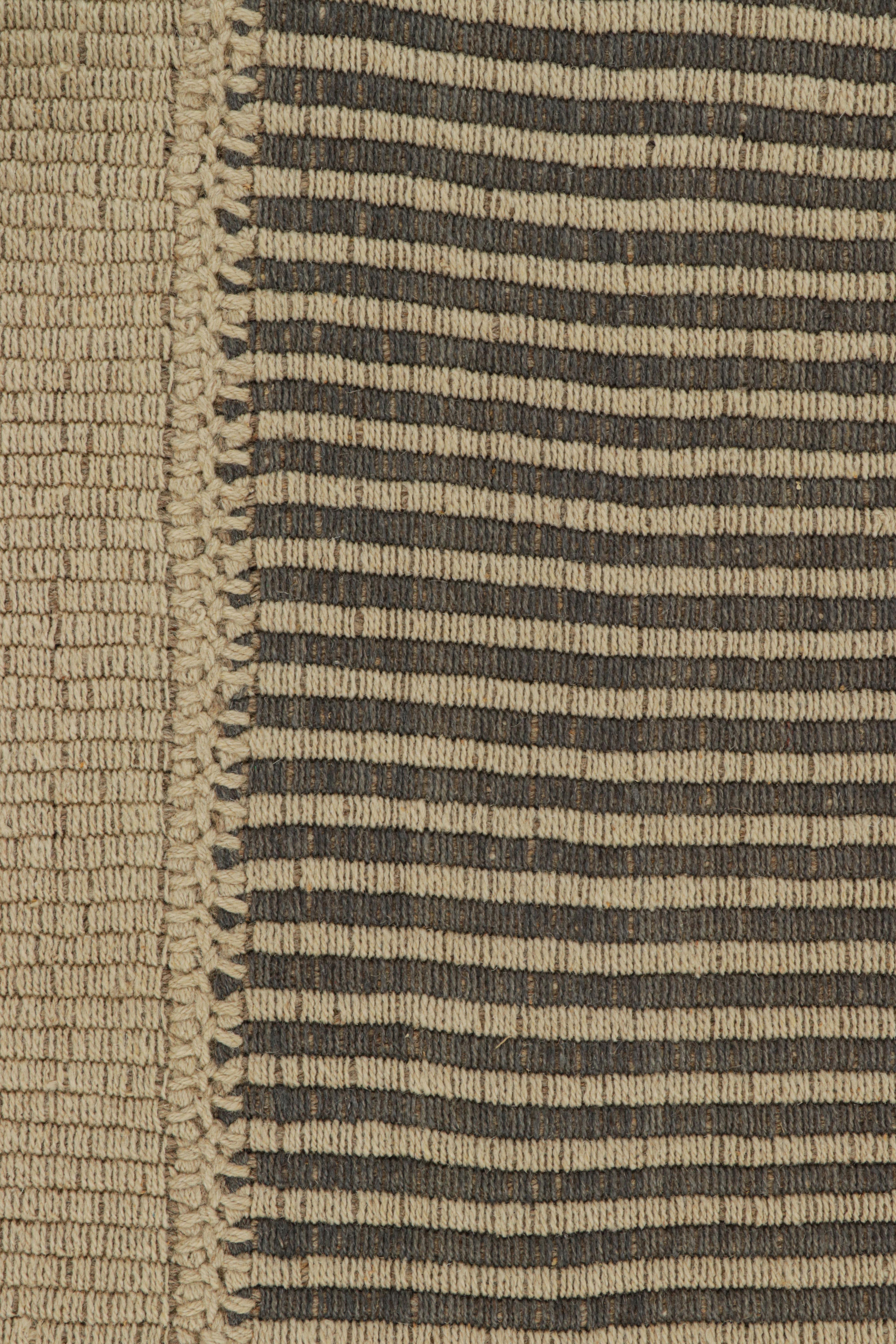Rug & Kilim's Contemporary Kilim in Beige und Grauen Strukturstreifen (Moderne) im Angebot