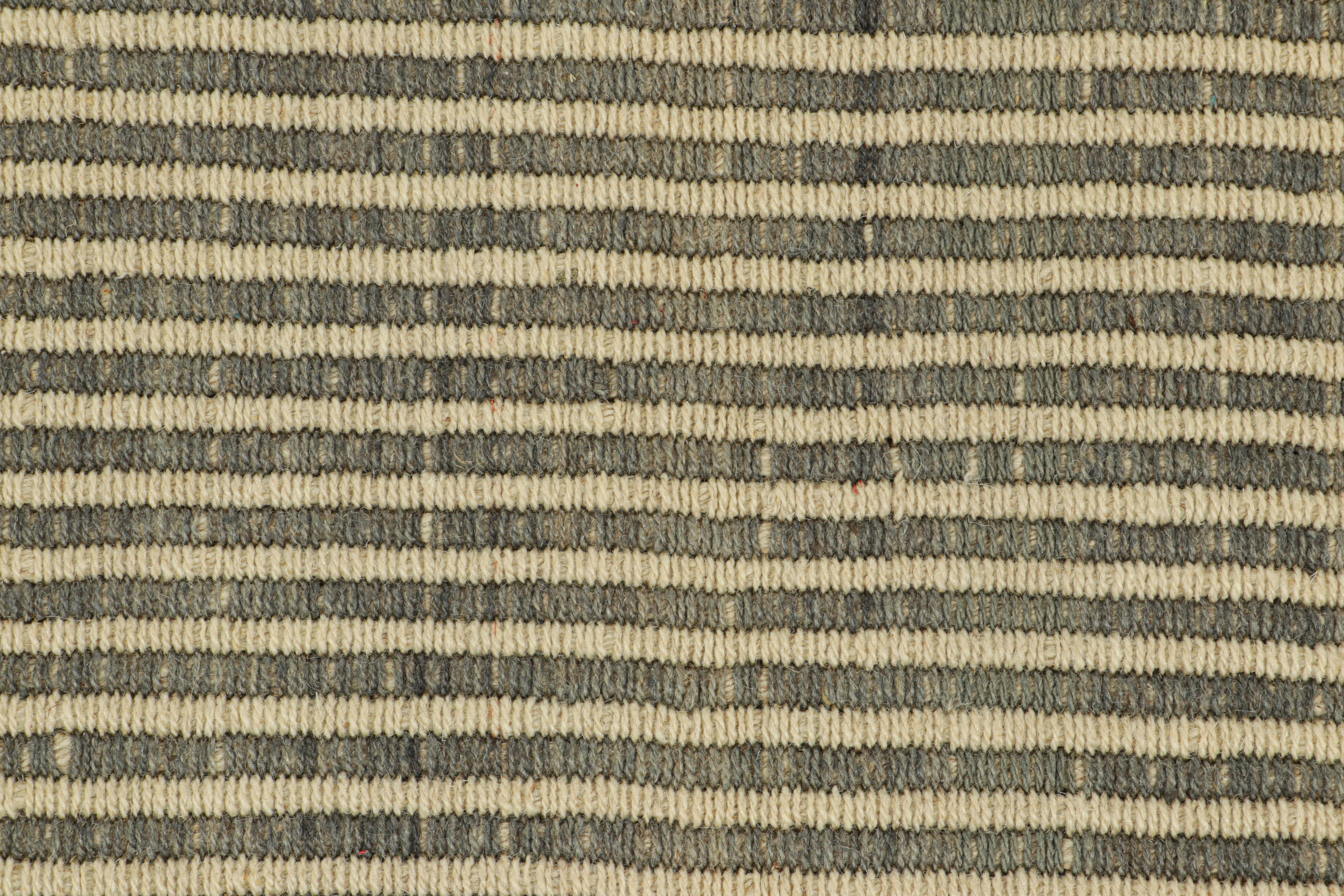 Moderne Rug & Kilim's Contemporary Kilim in Beige and Gray Textural Stripes (Kilim contemporain à rayures texturées beige et grises) en vente