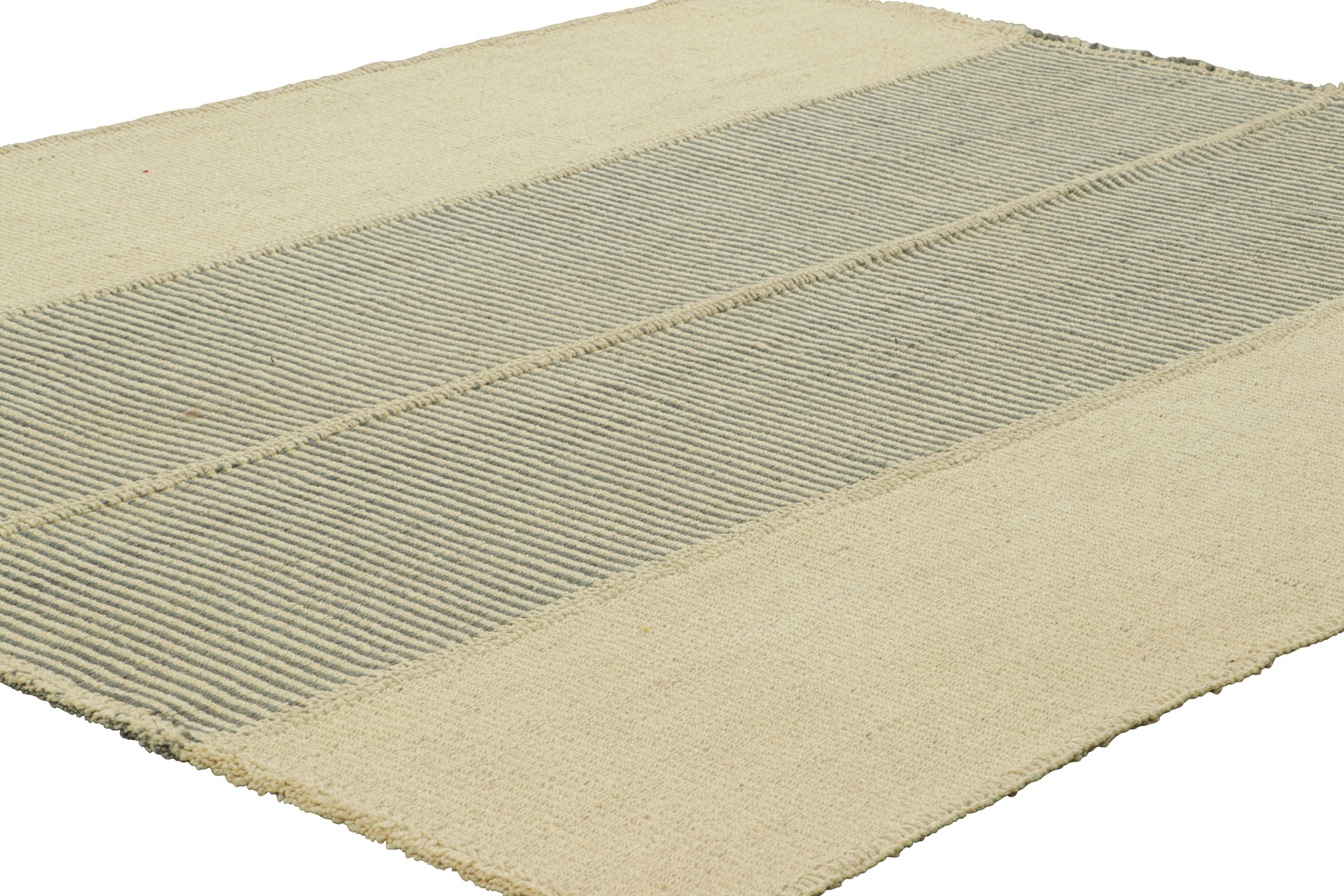 Rug & Kilim's Contemporary Kilim in Beige und Grauen Strukturstreifen (Afghanisch) im Angebot