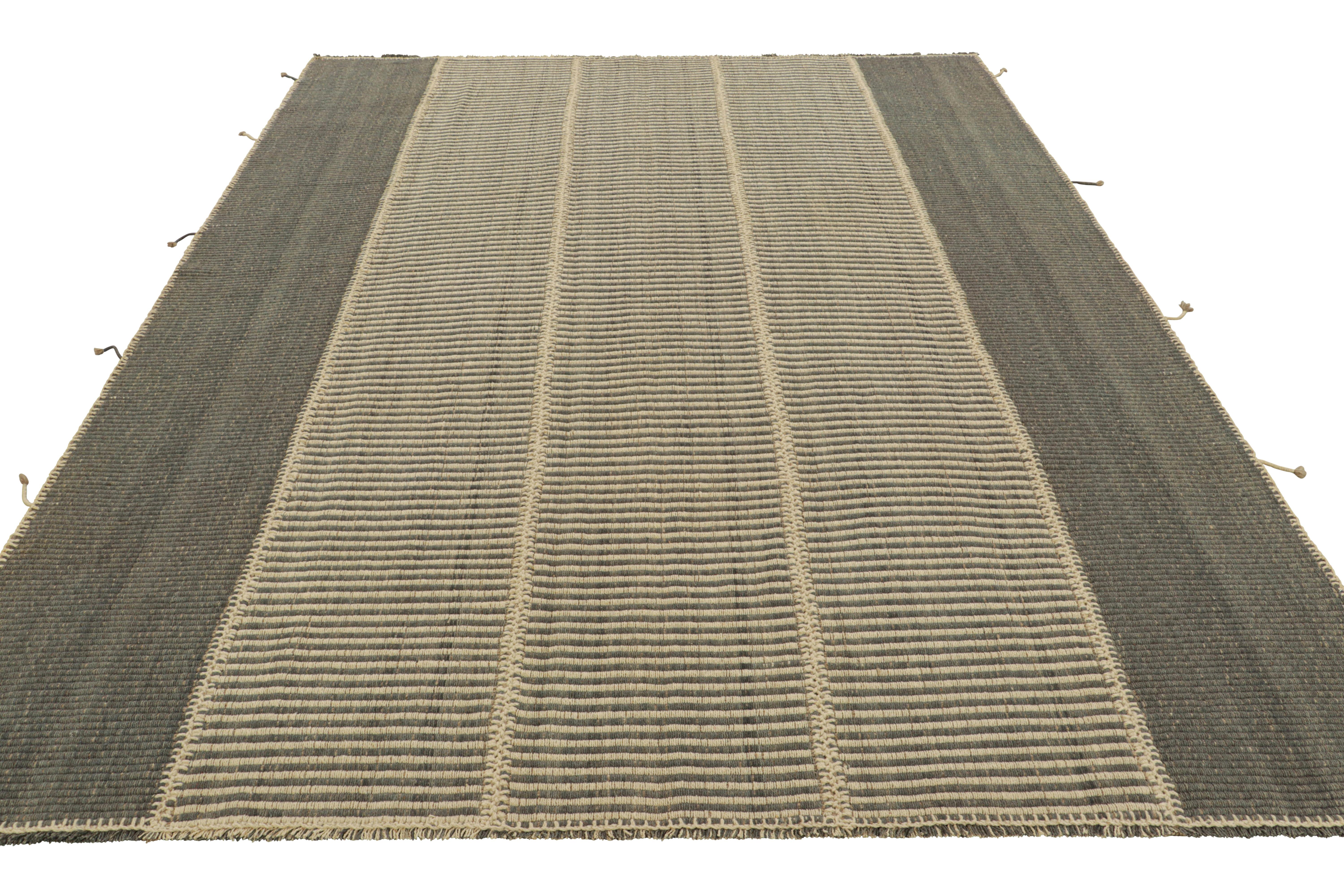 Rug & Kilim's Contemporary Kilim in Beige und Grauen Strukturstreifen (Handgewebt) im Angebot