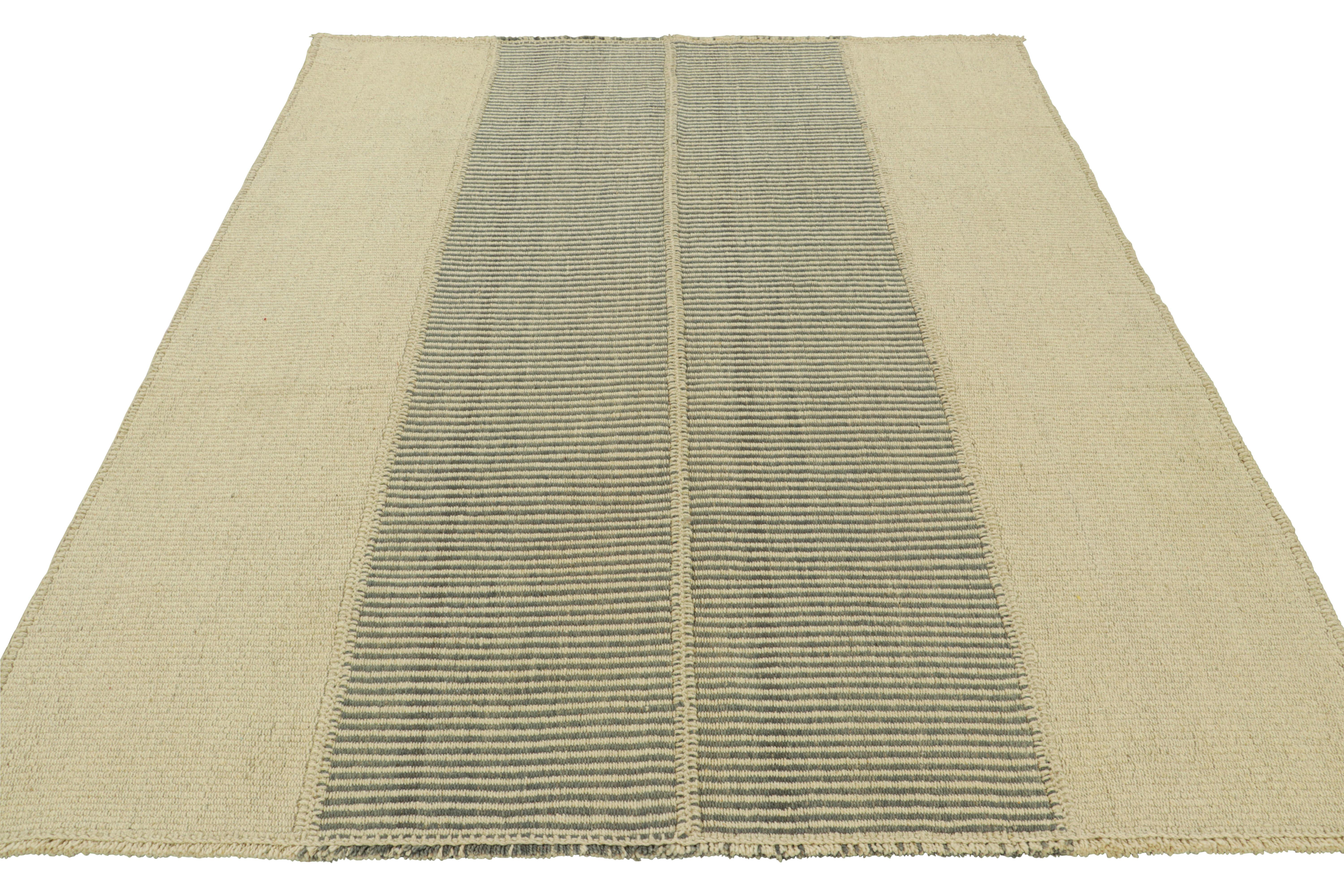 Rug & Kilim's Contemporary Kilim in Beige und Grauen Strukturstreifen (Handgewebt) im Angebot