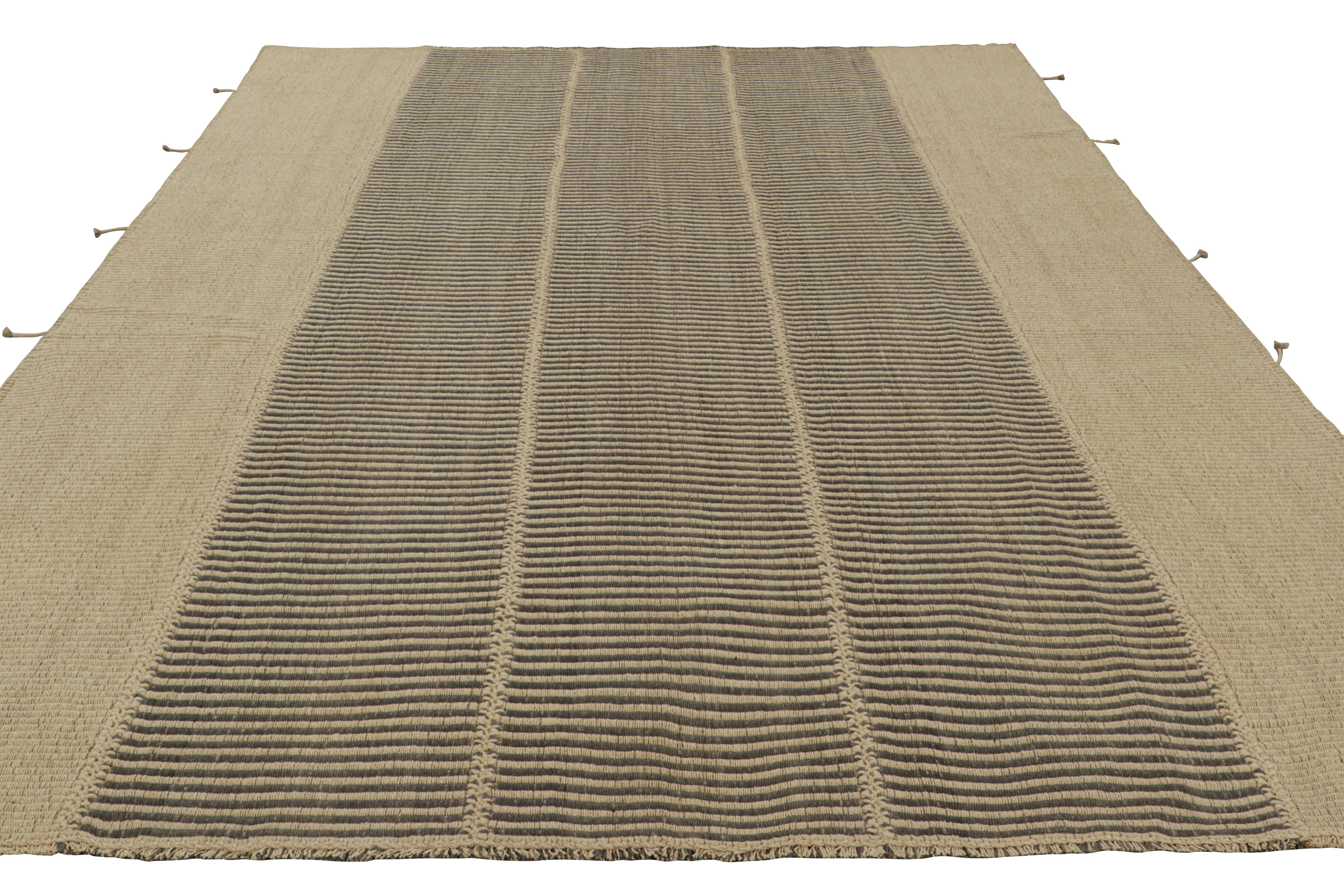 Rug & Kilim's Contemporary Kilim in Beige und Grauen Strukturstreifen (Handgewebt) im Angebot