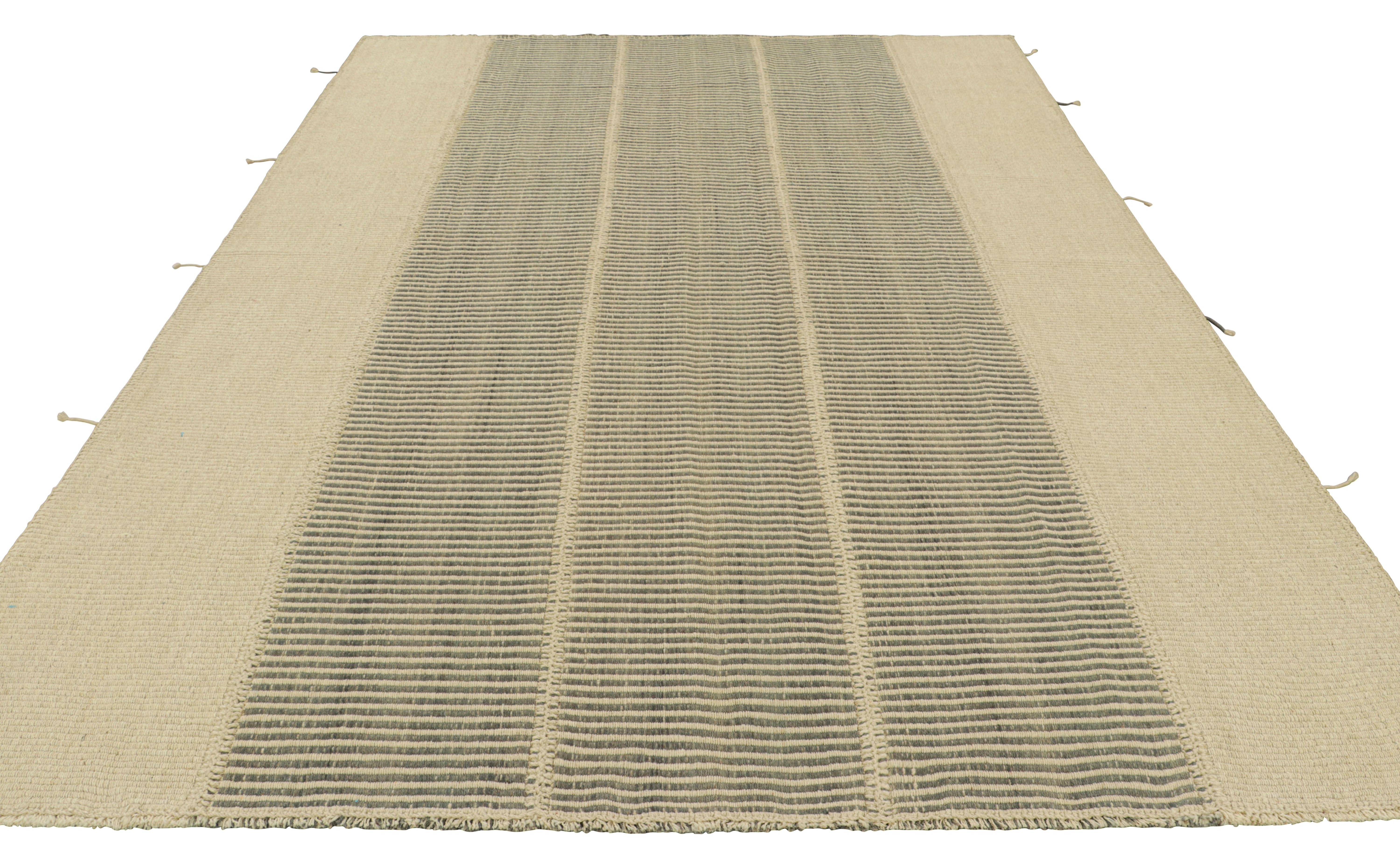 Tissé à la main Rug & Kilim's Contemporary Kilim in Beige and Gray Textural Stripes (Kilim contemporain à rayures texturées beige et grises) en vente