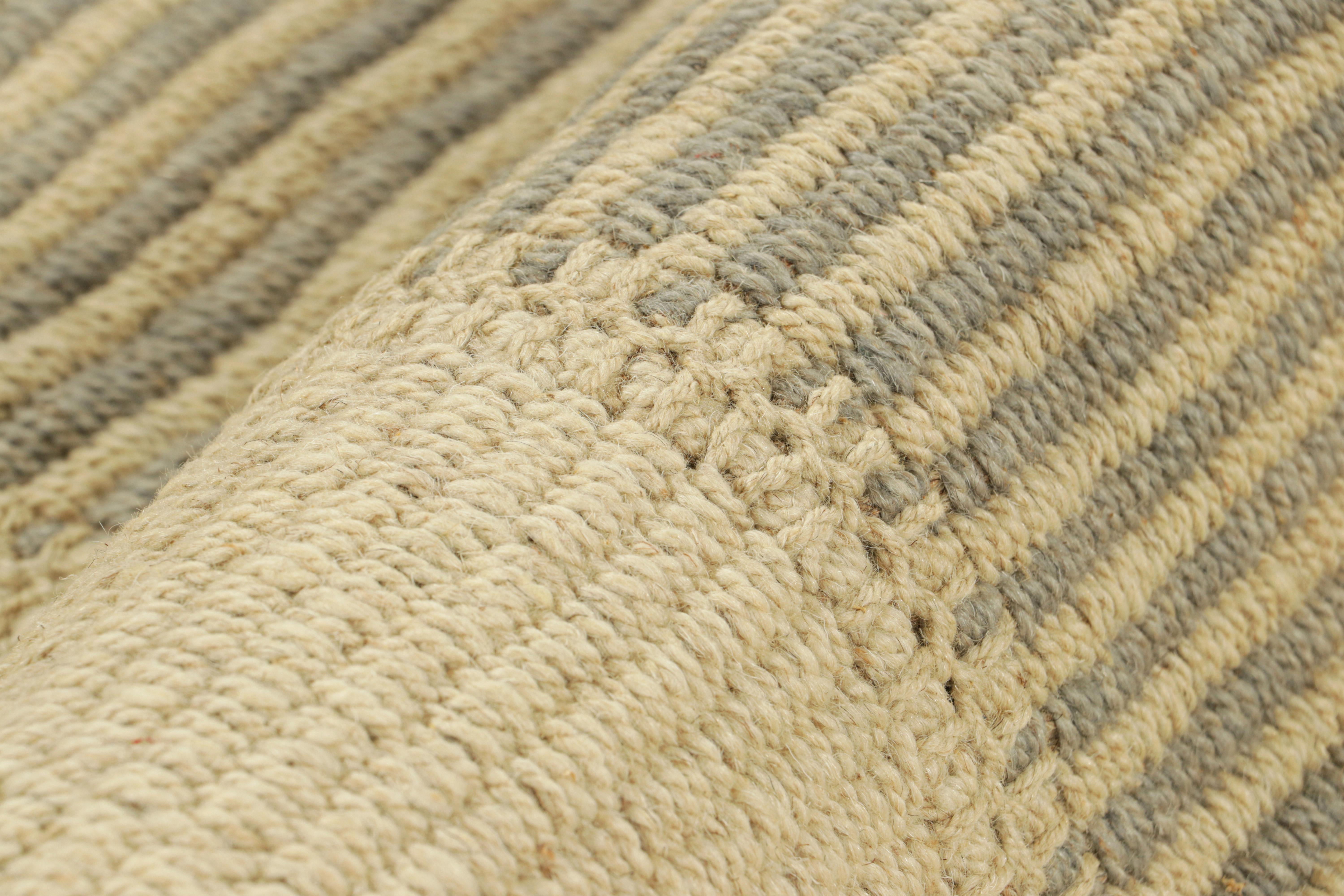Rug & Kilim's Contemporary Kilim in Beige und Grauen Strukturstreifen im Zustand „Neu“ im Angebot in Long Island City, NY