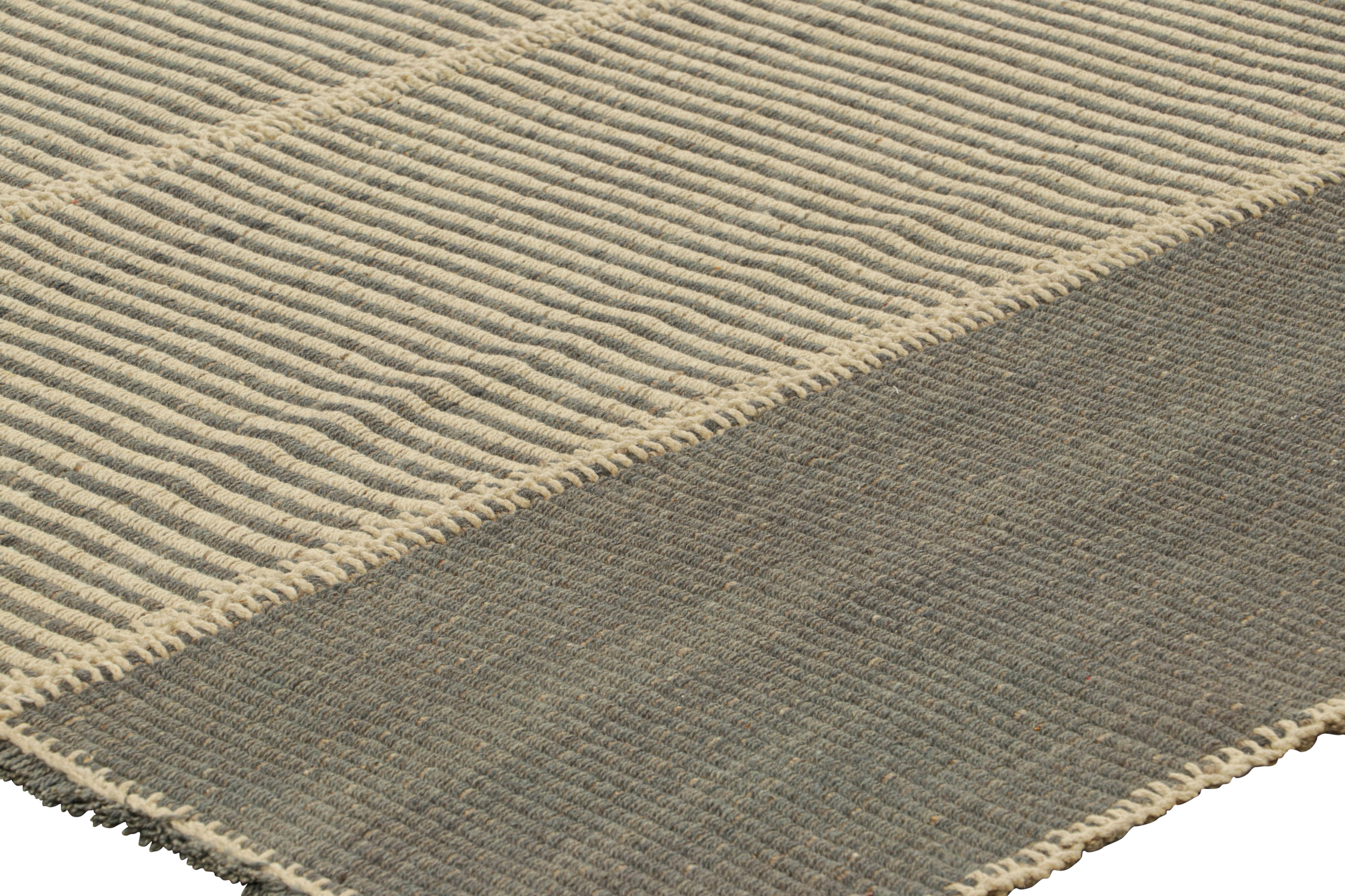 Rug & Kilim's Contemporary Kilim in Beige und Grauen Strukturstreifen im Zustand „Neu“ im Angebot in Long Island City, NY