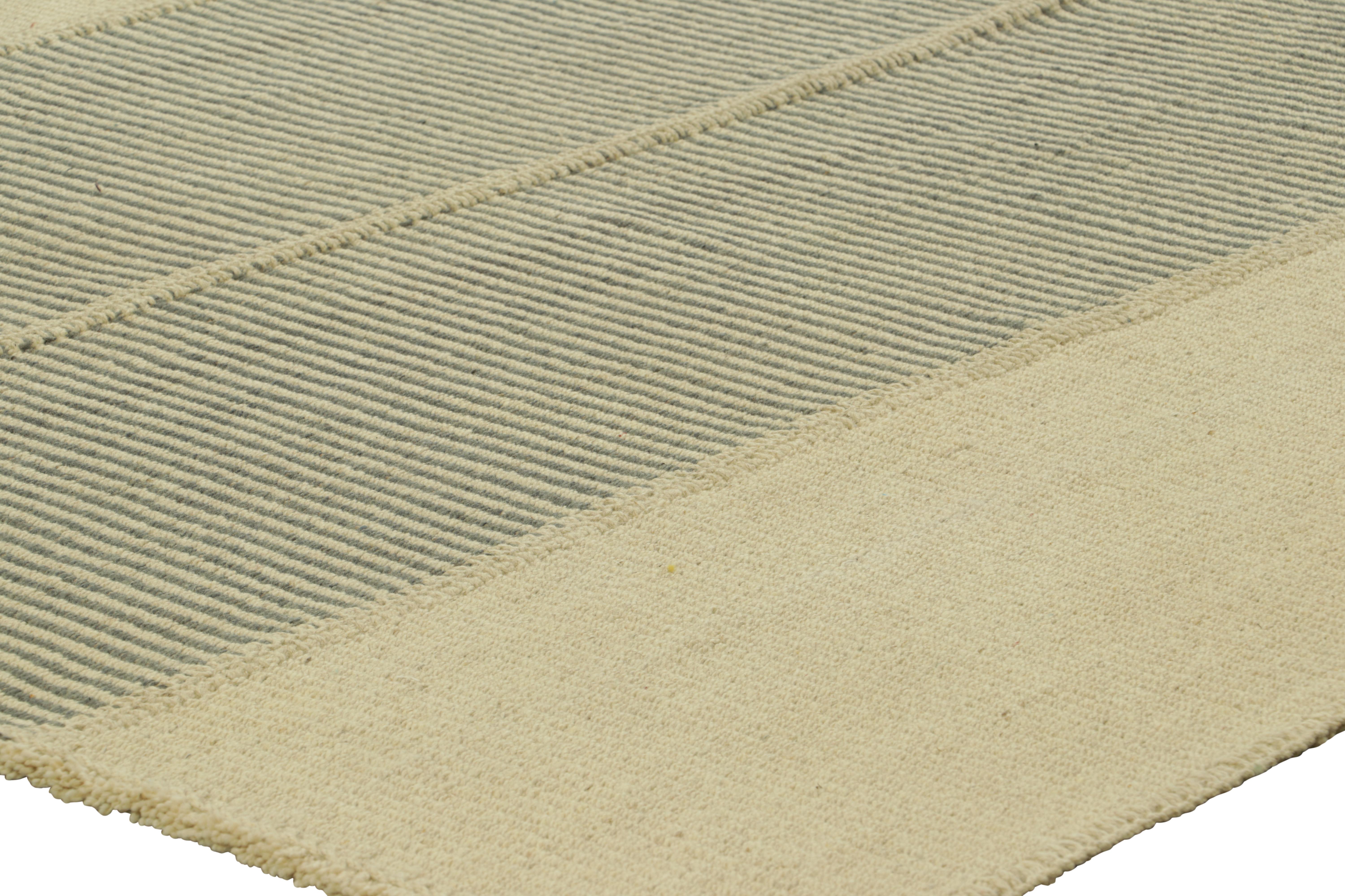 Rug & Kilim's Contemporary Kilim in Beige und Grauen Strukturstreifen im Zustand „Neu“ im Angebot in Long Island City, NY