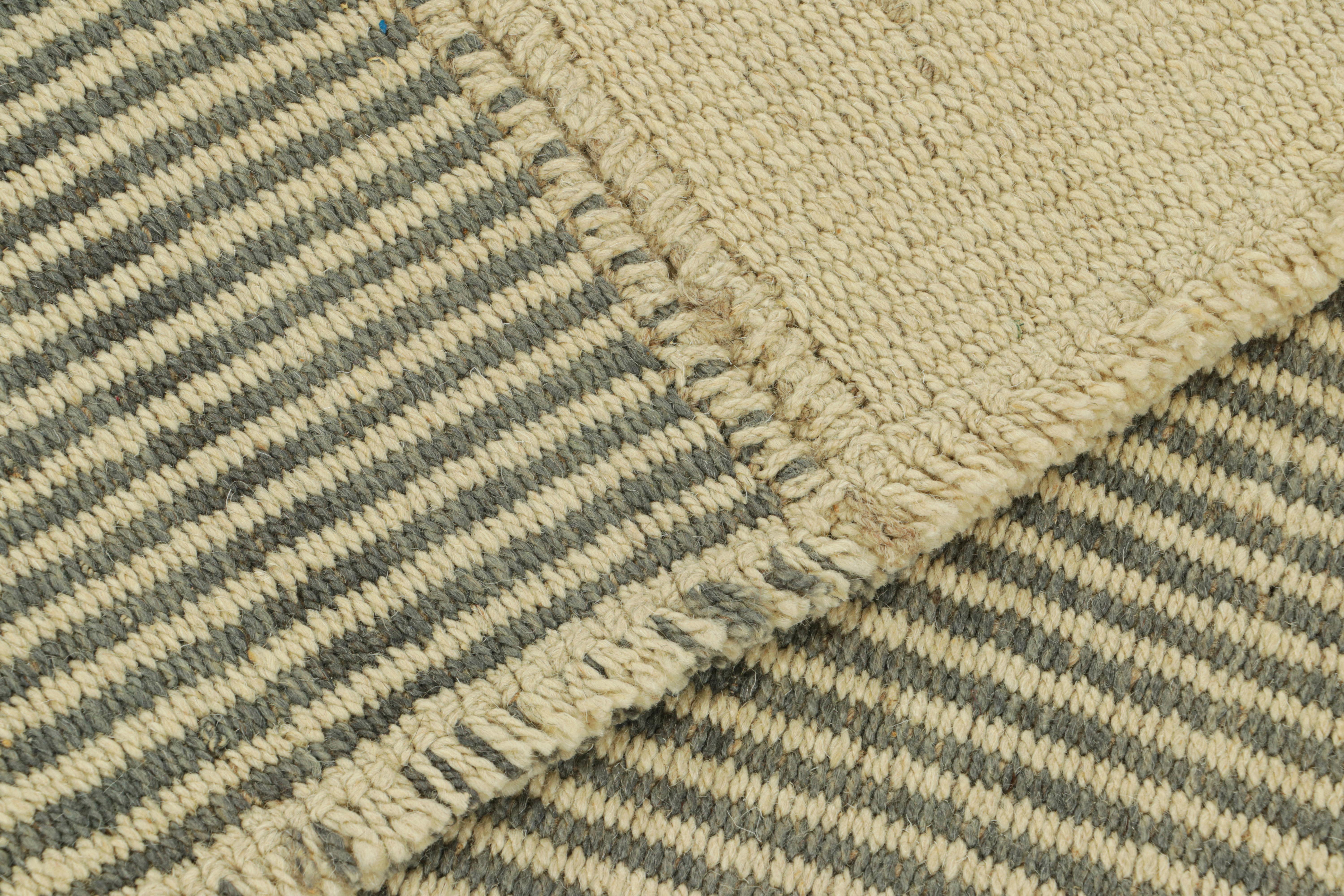 Rug & Kilim's Contemporary Kilim in Beige und Grauen Strukturstreifen (21. Jahrhundert und zeitgenössisch) im Angebot
