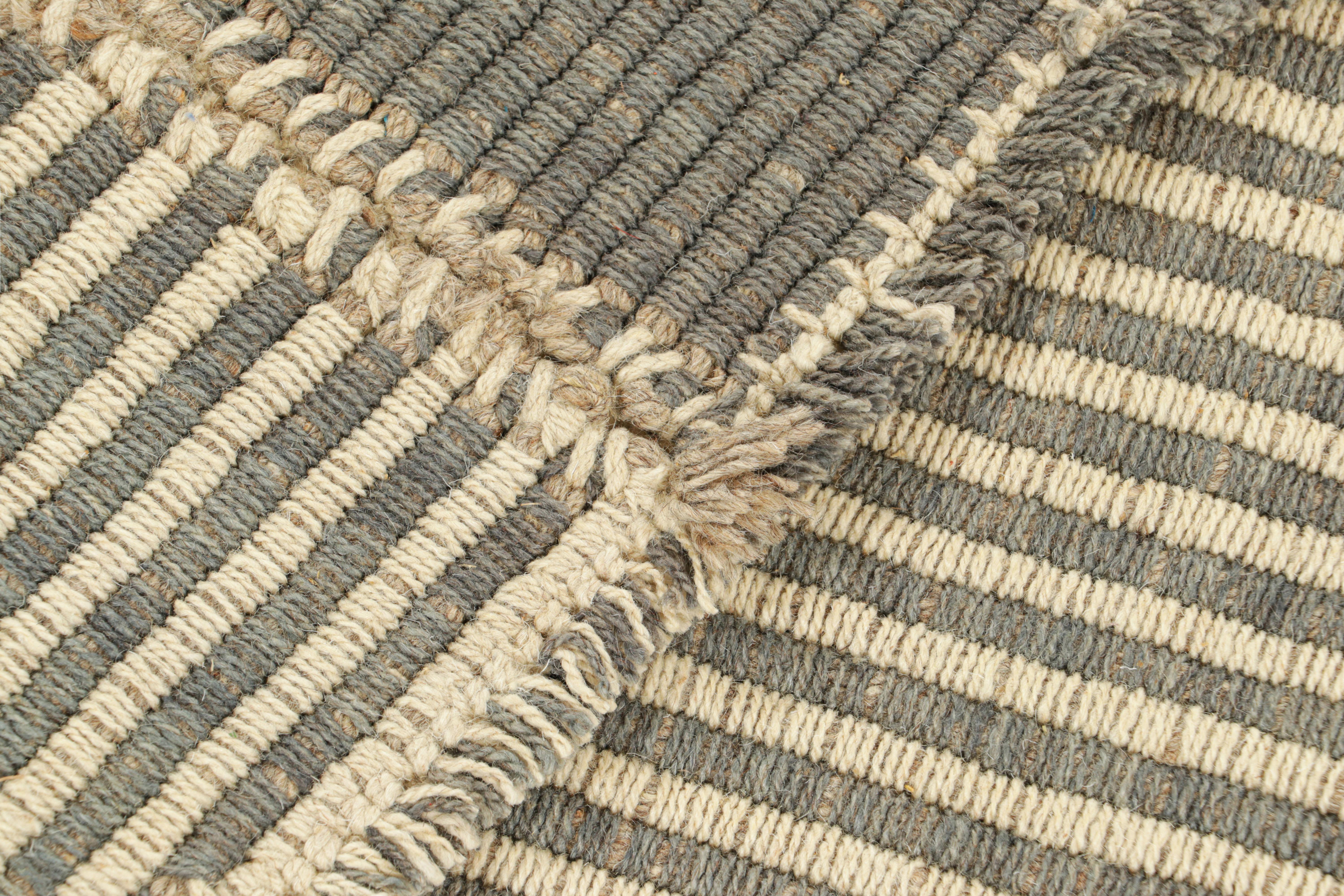 XXIe siècle et contemporain Rug & Kilim's Contemporary Kilim in Beige and Gray Textural Stripes (Kilim contemporain à rayures texturées beige et grises) en vente