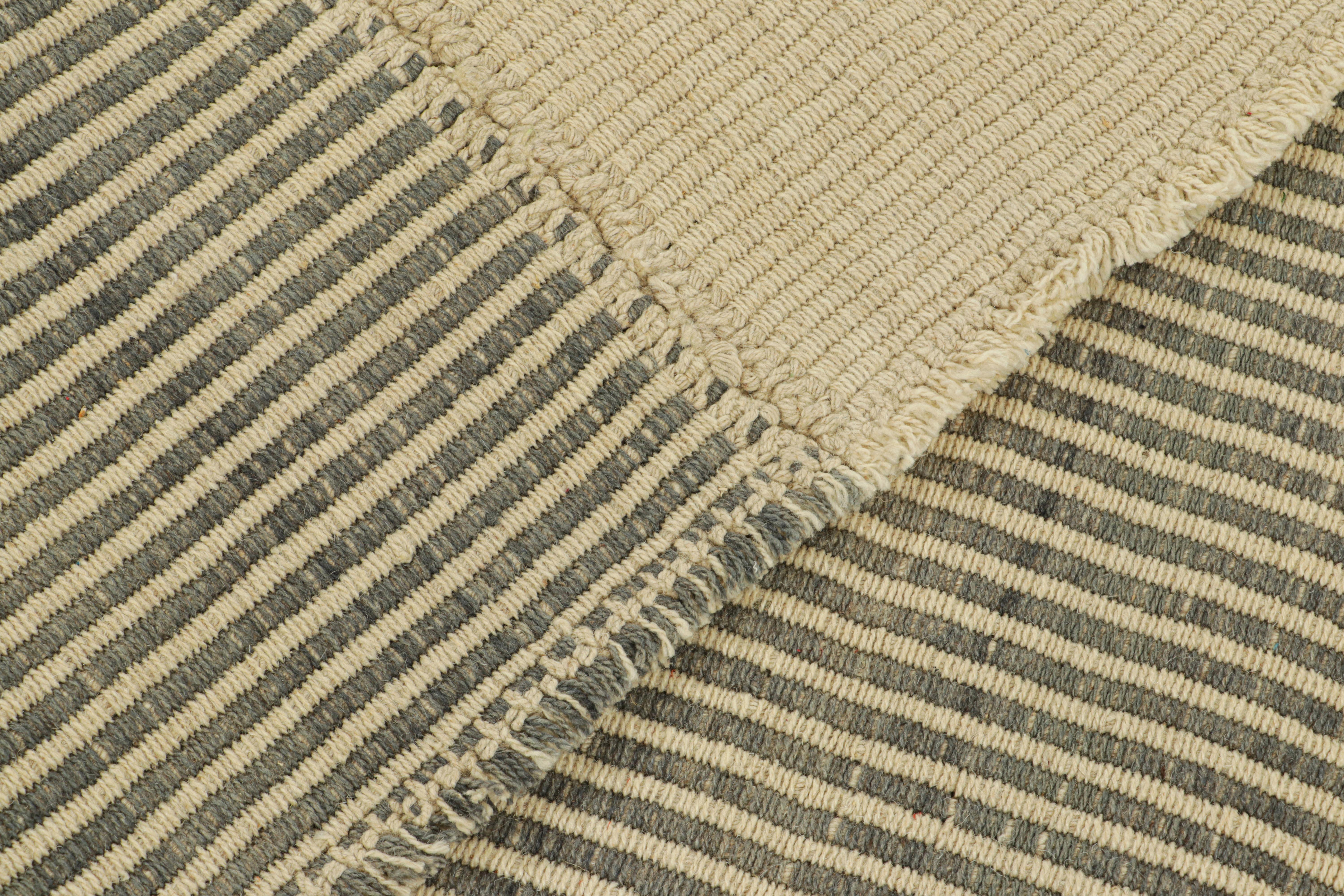 XXIe siècle et contemporain Rug & Kilim's Contemporary Kilim in Beige and Gray Textural Stripes (Kilim contemporain à rayures texturées beige et grises) en vente
