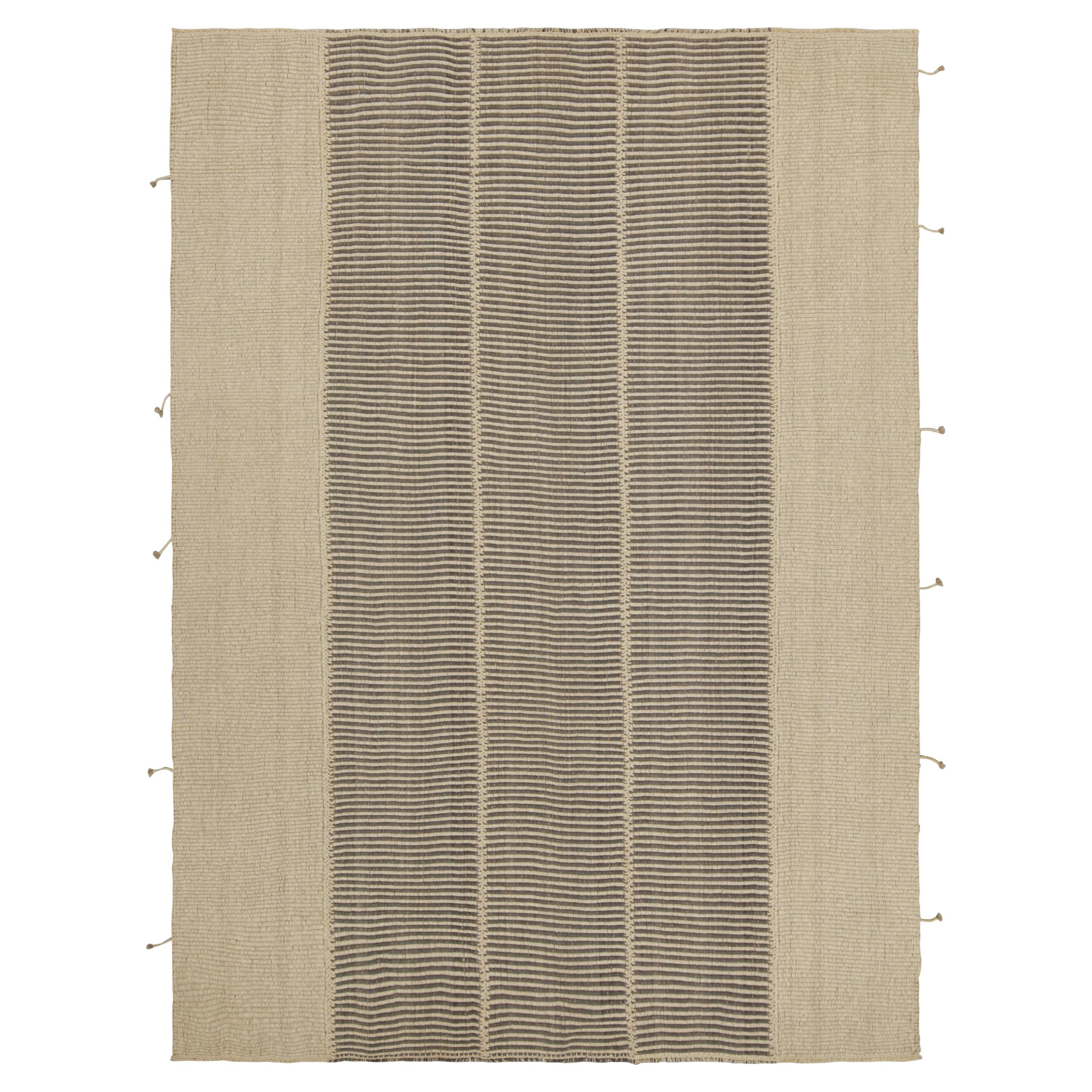 Rug & Kilim's Contemporary Kilim in Beige und Grauen Strukturstreifen im Angebot