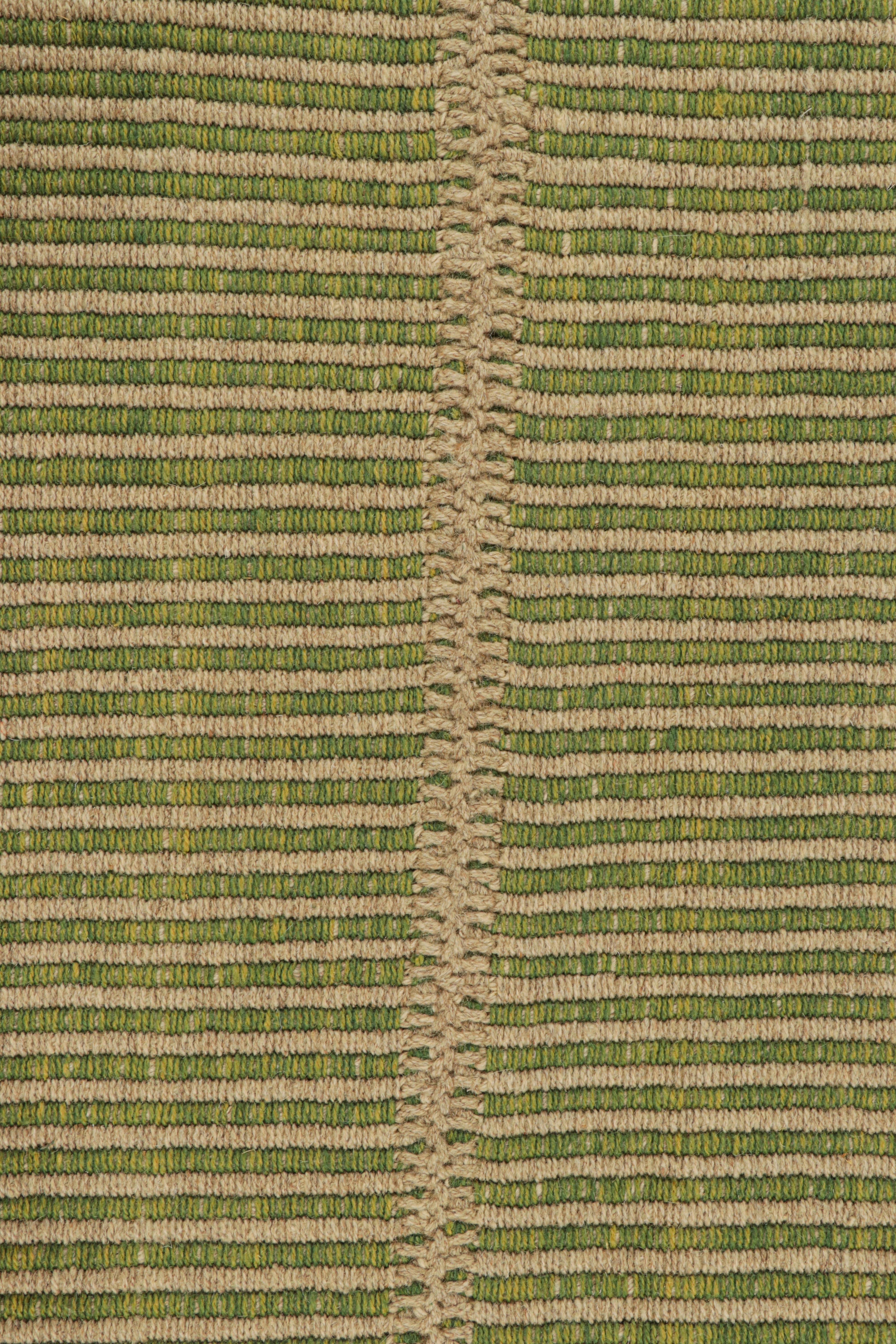 Moderne Rug & Kilim's Contemporary Kilim in Beige and Green Textural Stripes (Kilim contemporain à rayures texturées beige et vertes) en vente