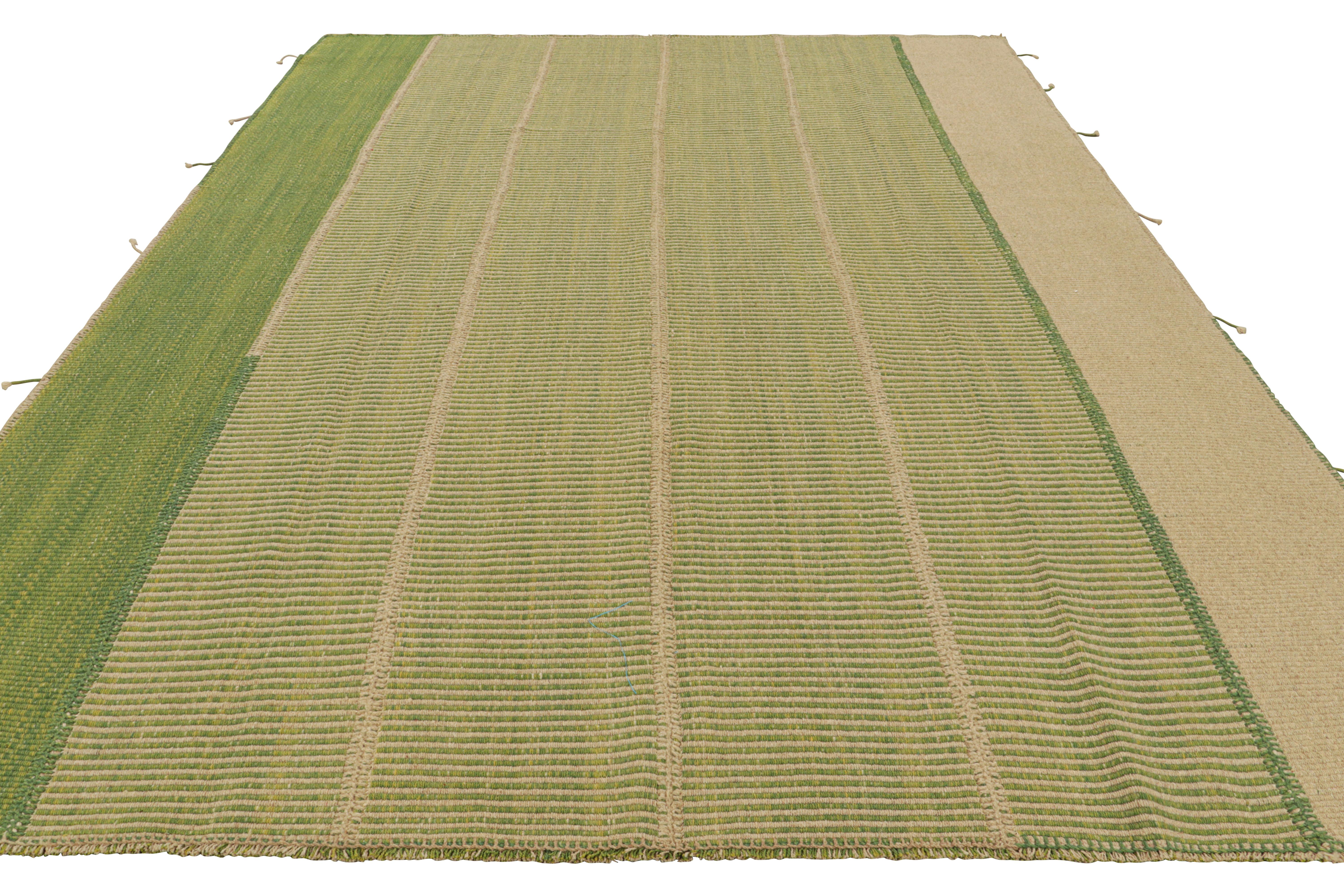 Tissé à la main Rug & Kilim's Contemporary Kilim in Beige and Green Textural Stripes (Kilim contemporain à rayures texturées beige et vertes) en vente