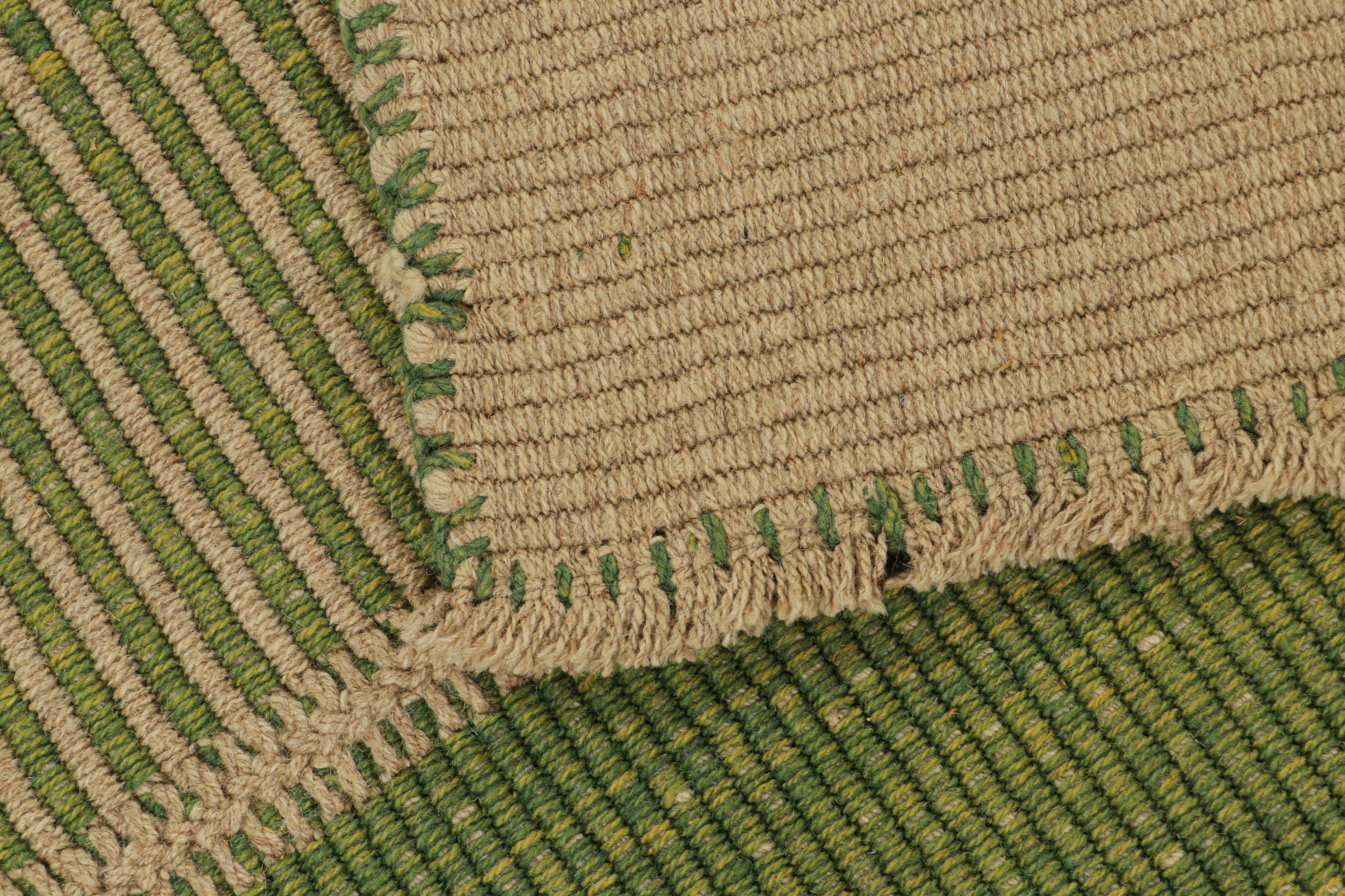 Kilim contemporáneo de Rug & Kilim en rayas de textura beige y verde Siglo XXI y contemporáneo en venta