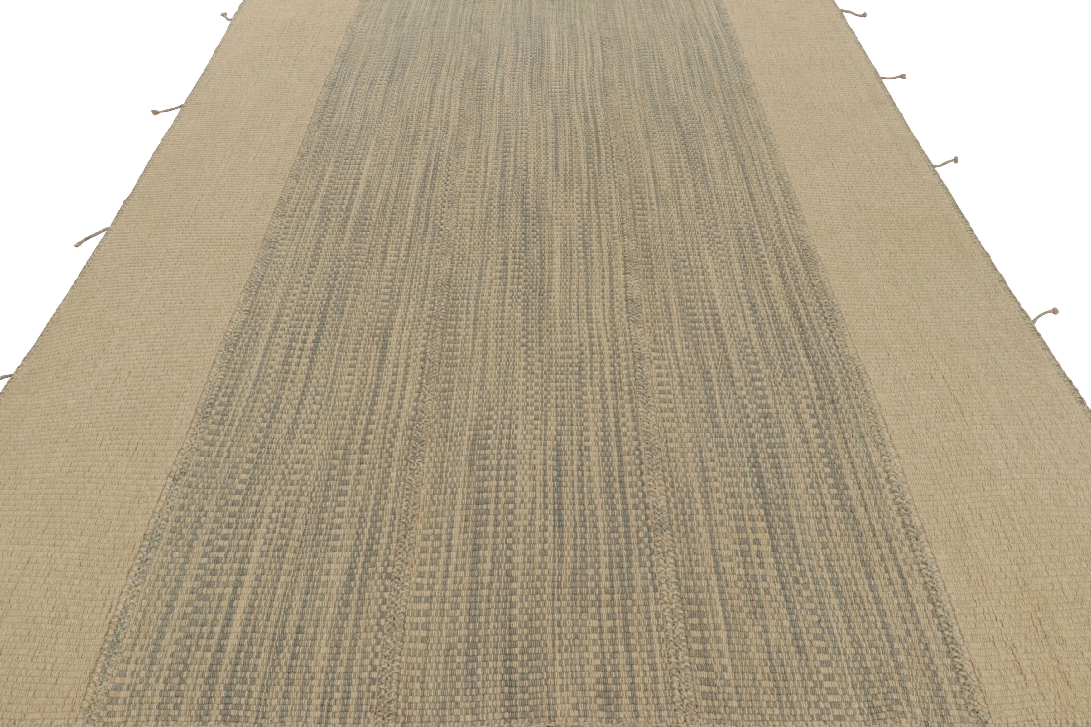 Rug & Kilim's Contemporary Kilim in Beige und Eisblau gestreift (Handgewebt) im Angebot