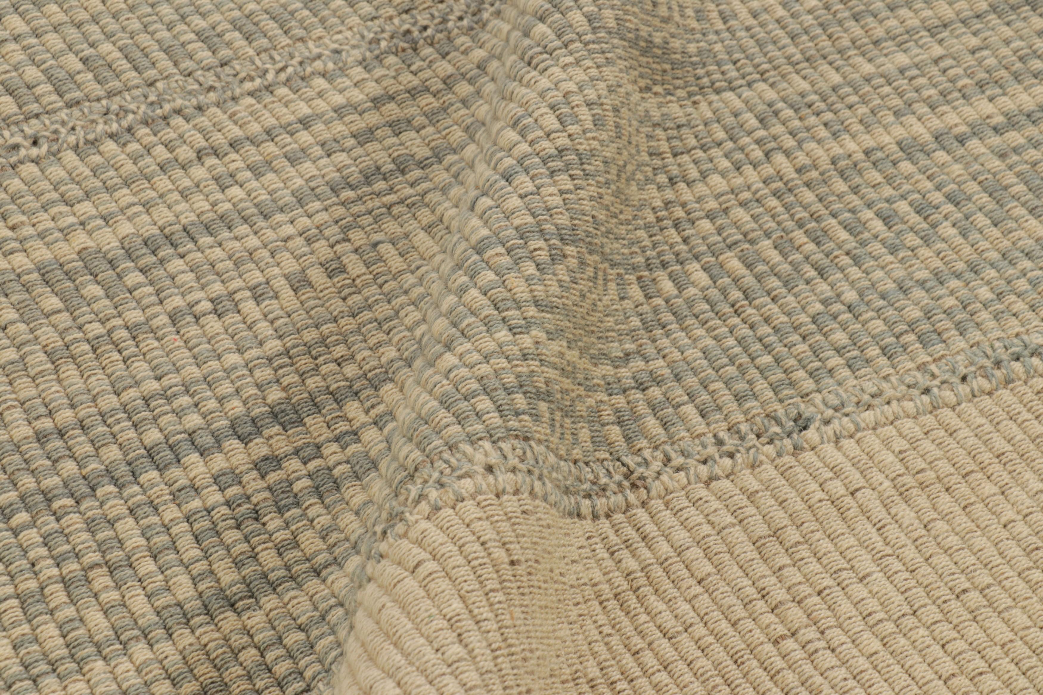 Rug & Kilim's Contemporary Kilim in Beige und Eisblau gestreift (21. Jahrhundert und zeitgenössisch) im Angebot