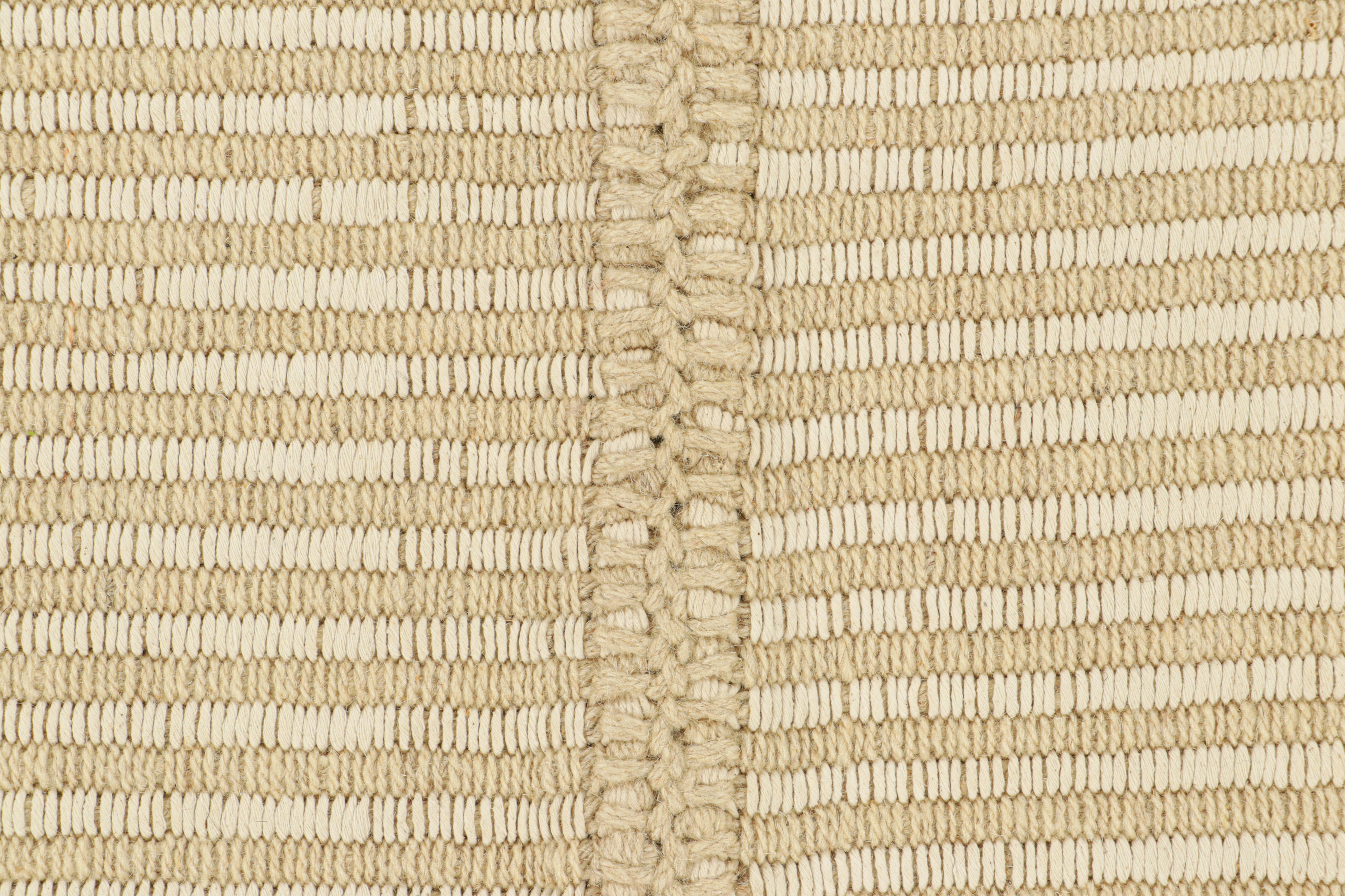 Kilim contemporáneo de Rug & Kilim en rayas texturadas beige y blanco marfil Moderno en venta