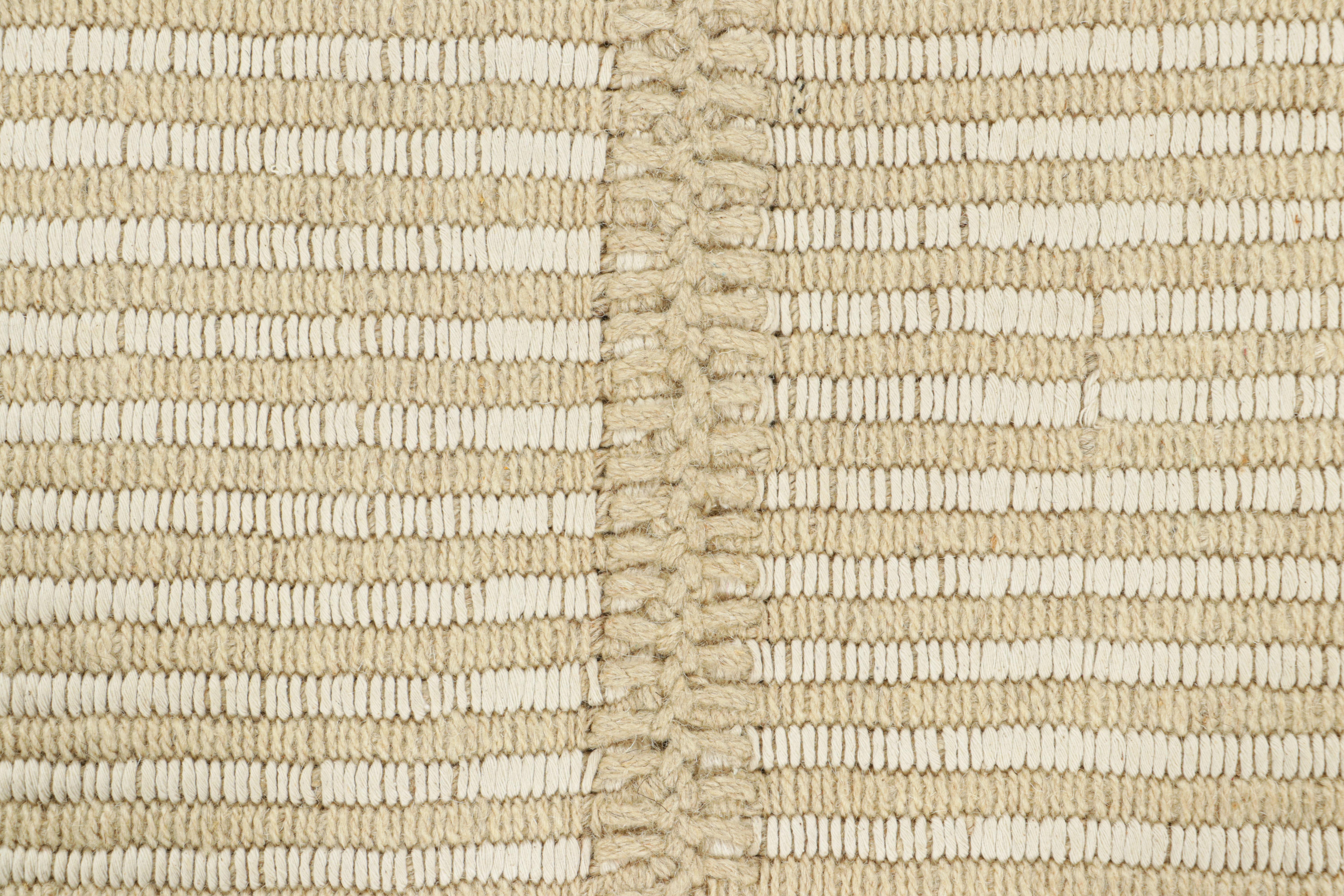 Moderno Rug & Kilim - Kilim contemporaneo in beige e bianco avorio a strisce testurizzate in vendita