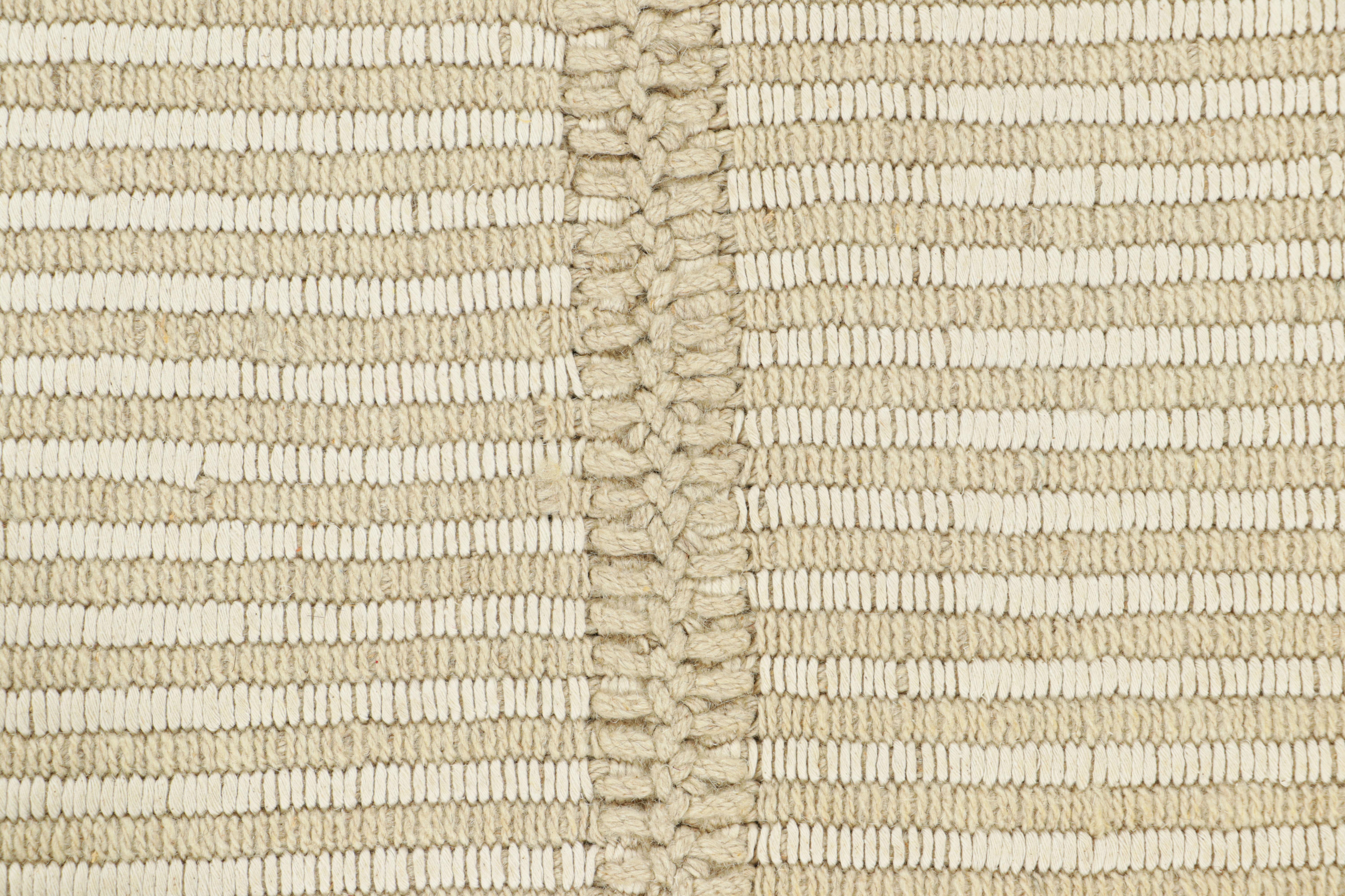 Kilim contemporáneo de Rug & Kilim en rayas texturadas beige y blanco marfil Moderno en venta