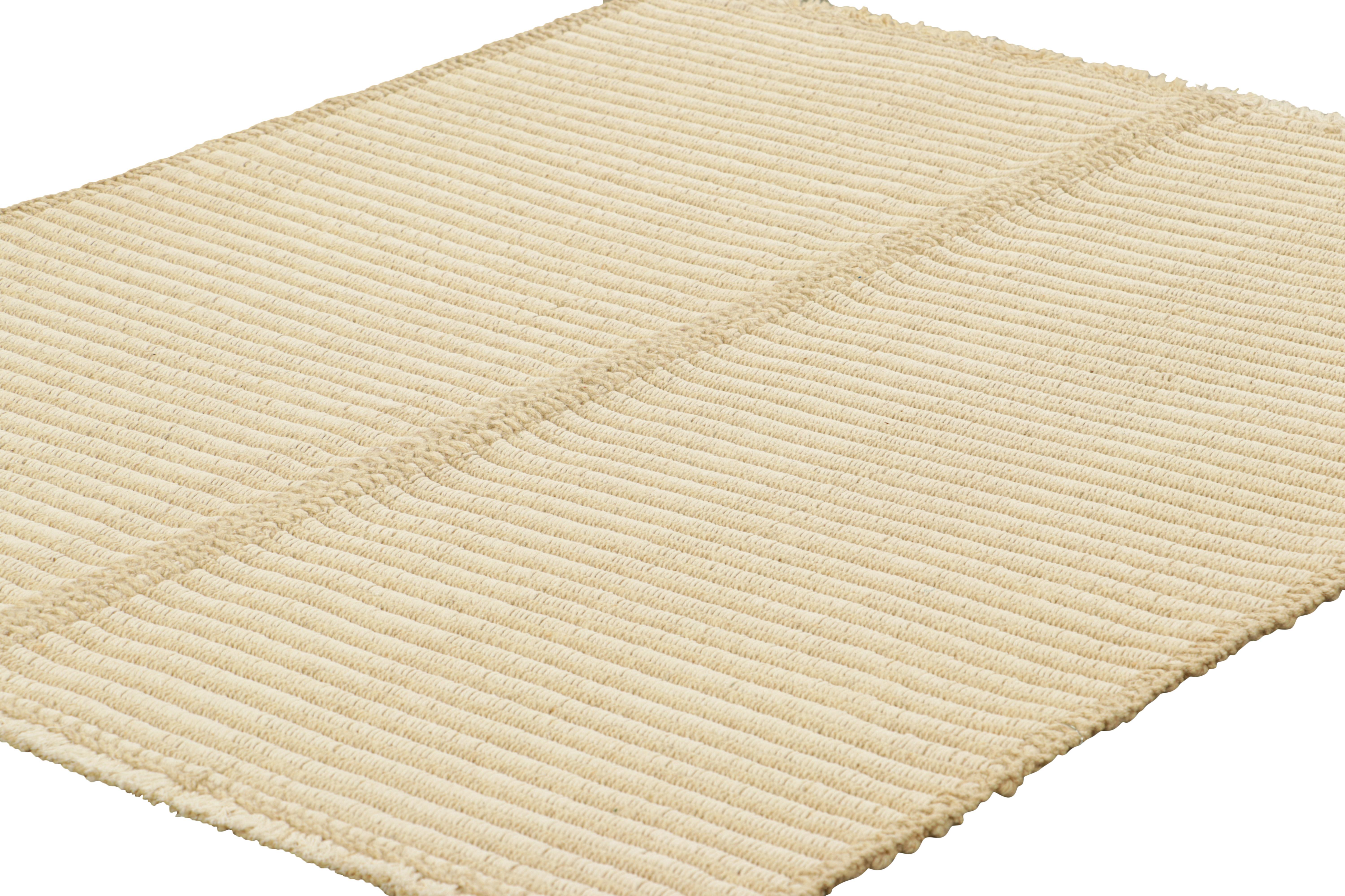 Kilim contemporáneo de Rug & Kilim en rayas texturadas beige y blanco marfil Afgano en venta
