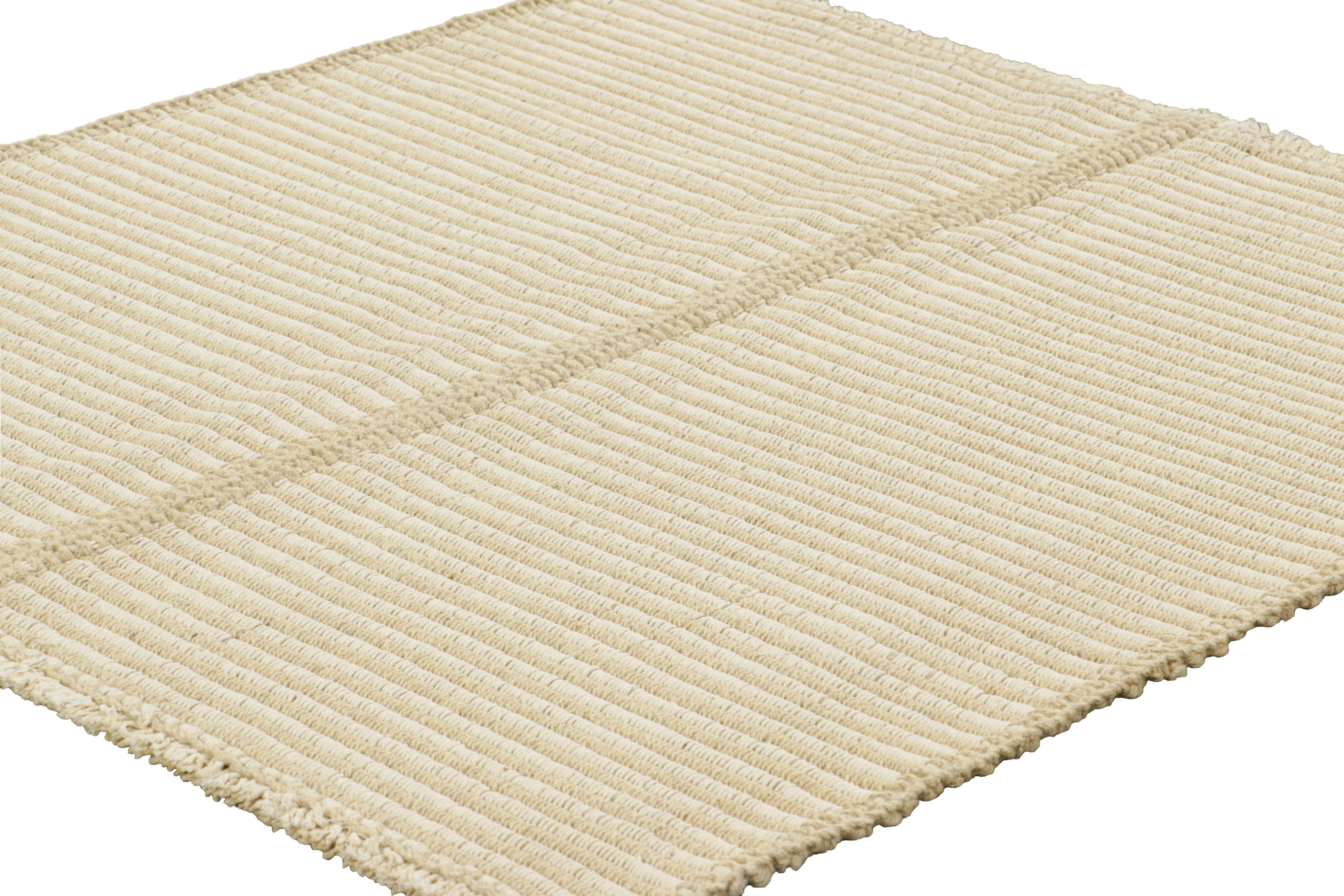 Afghano Rug & Kilim - Kilim contemporaneo in beige e bianco avorio a strisce testurizzate in vendita