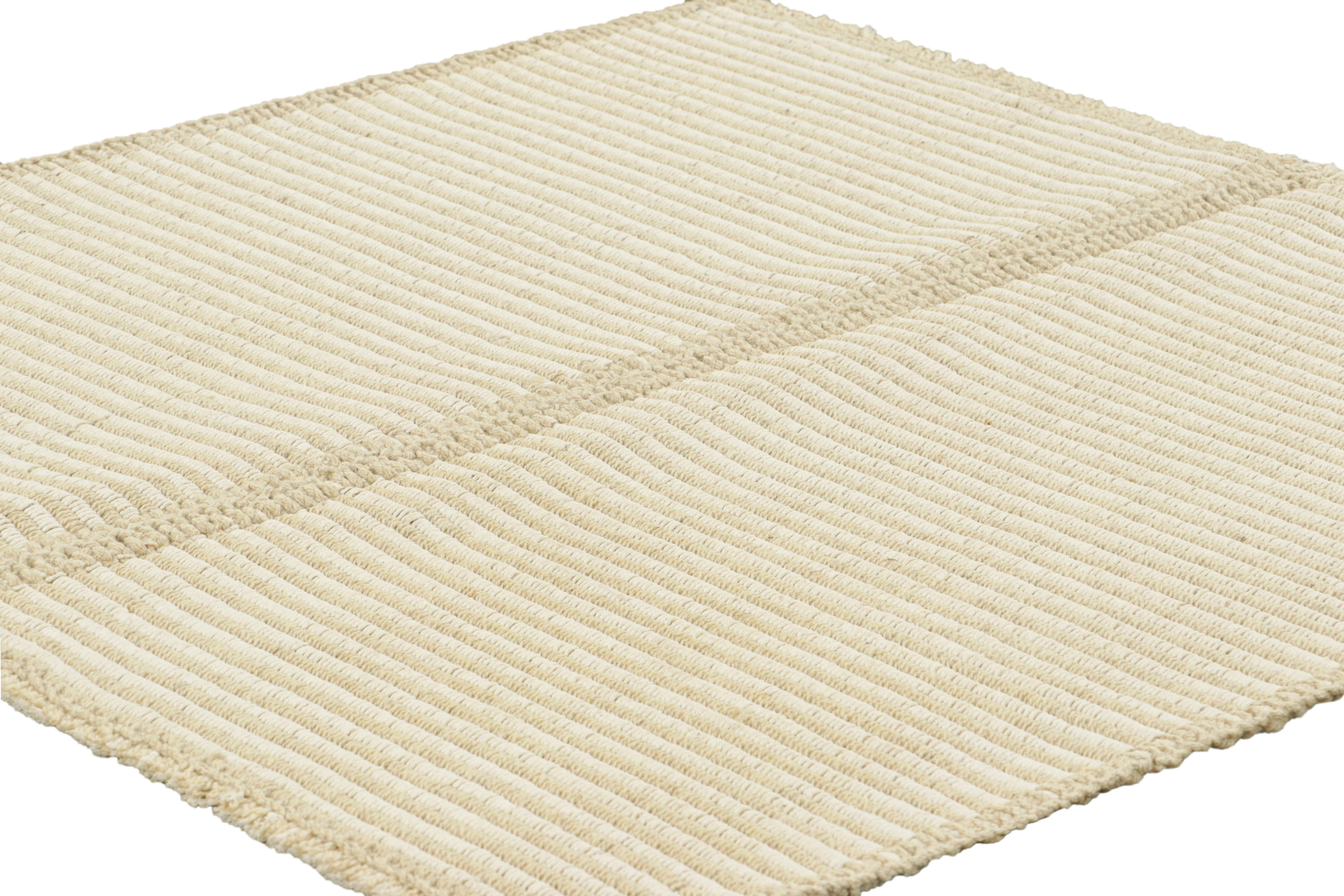 Kilim contemporáneo de Rug & Kilim en rayas texturadas beige y blanco marfil Afgano en venta