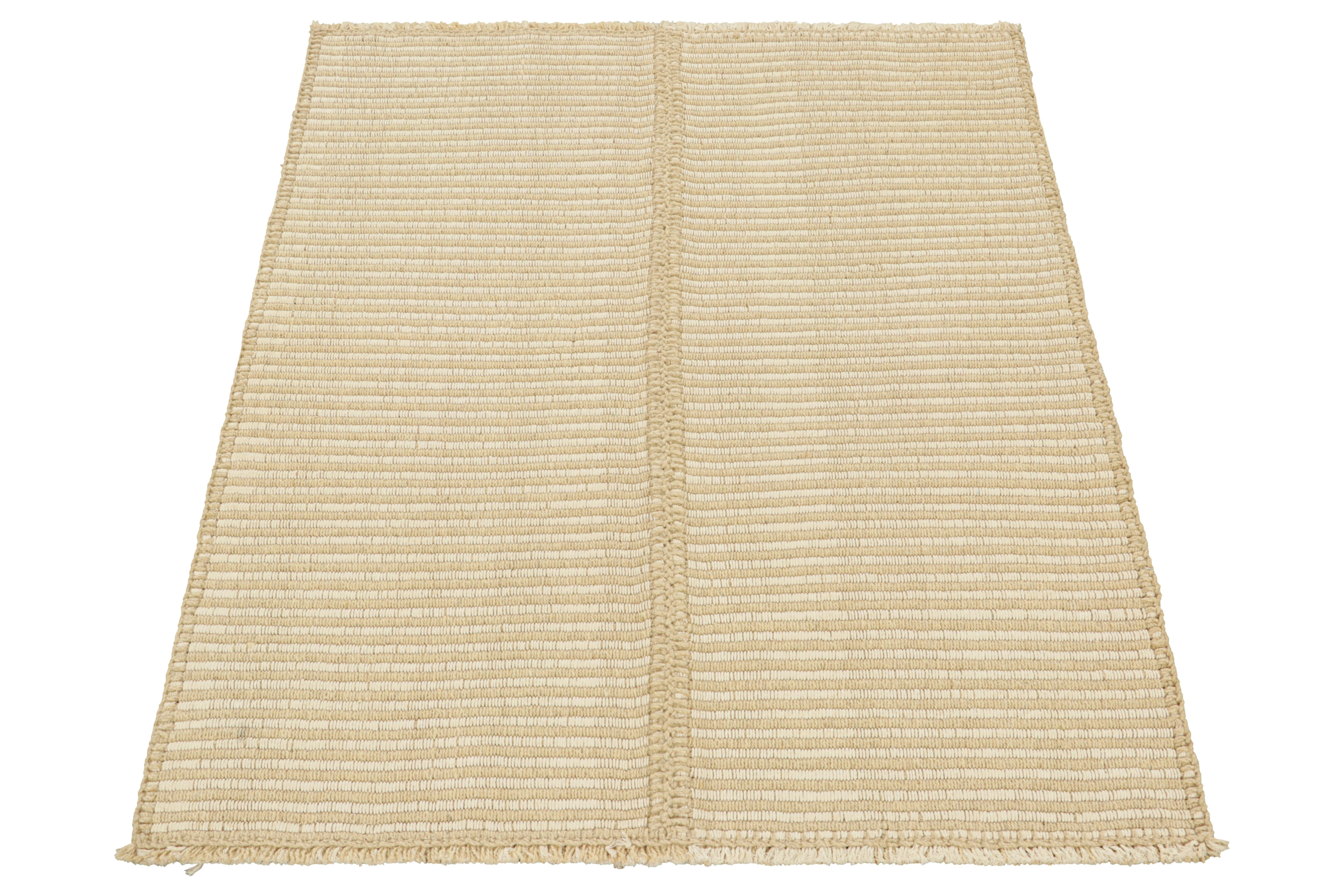 Kilim contemporáneo de Rug & Kilim en rayas texturadas beige y blanco marfil Tejido a mano en venta