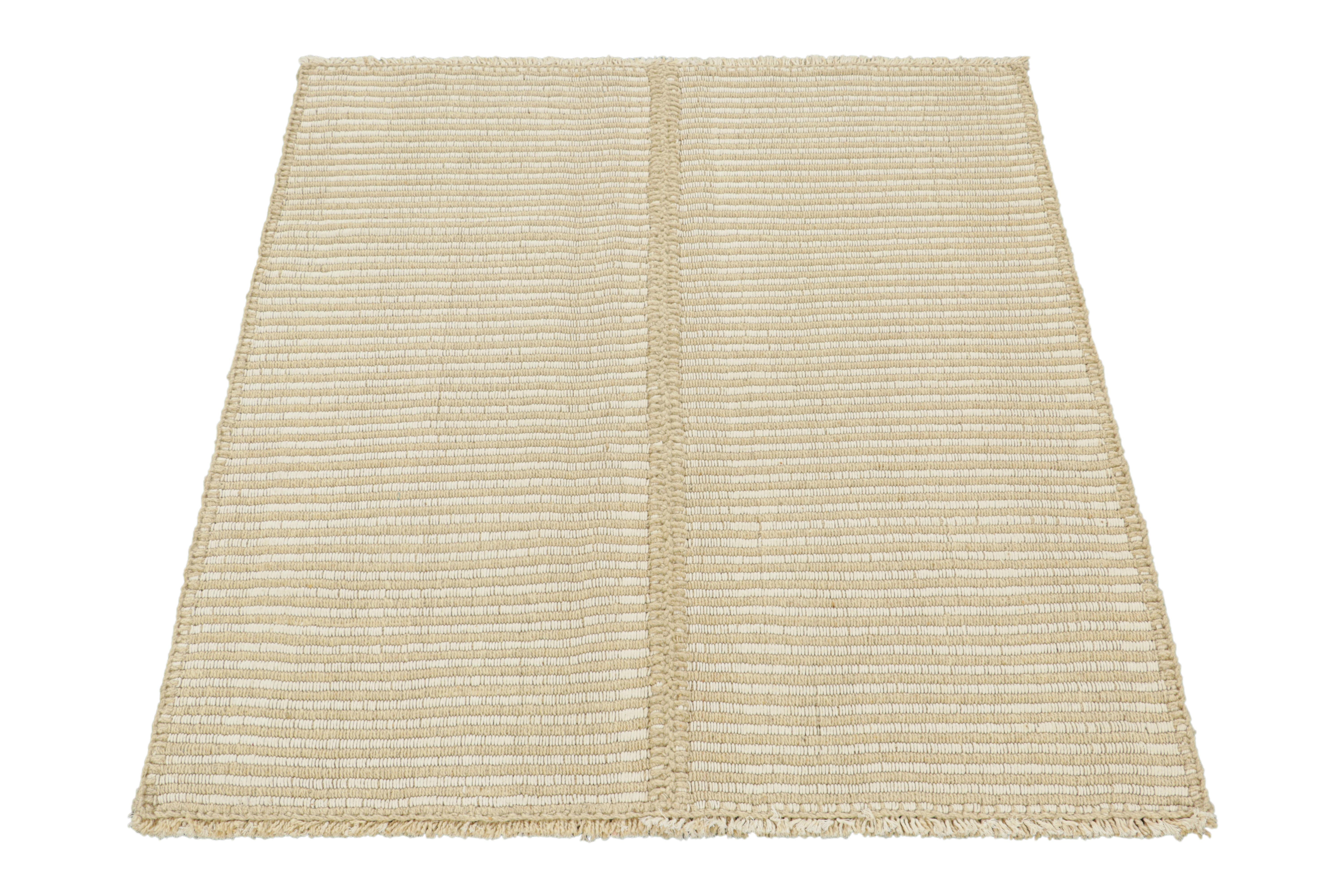 Tessuto a mano Rug & Kilim - Kilim contemporaneo in beige e bianco avorio a strisce testurizzate in vendita