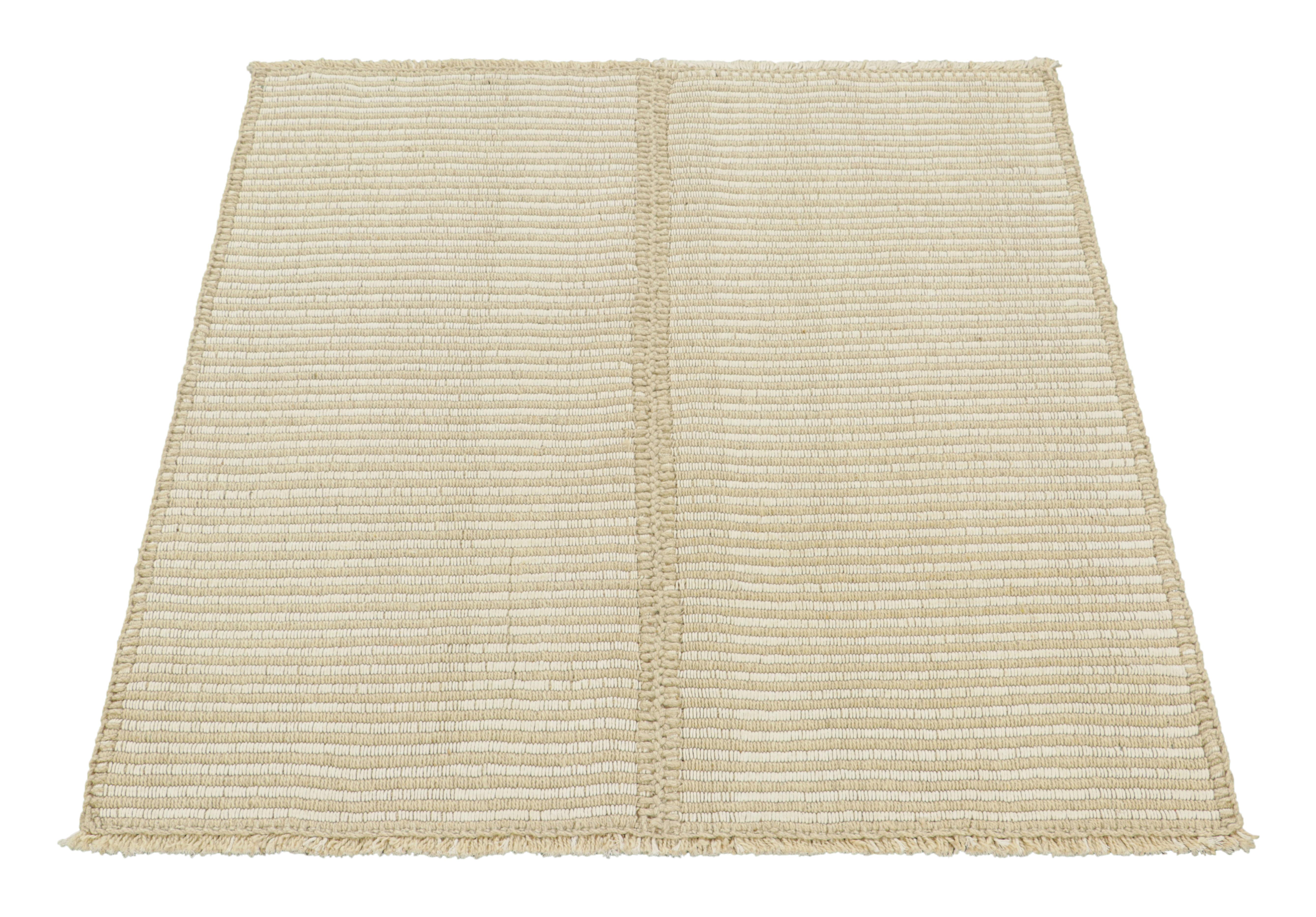 Kilim contemporáneo de Rug & Kilim en rayas texturadas beige y blanco marfil Tejido a mano en venta