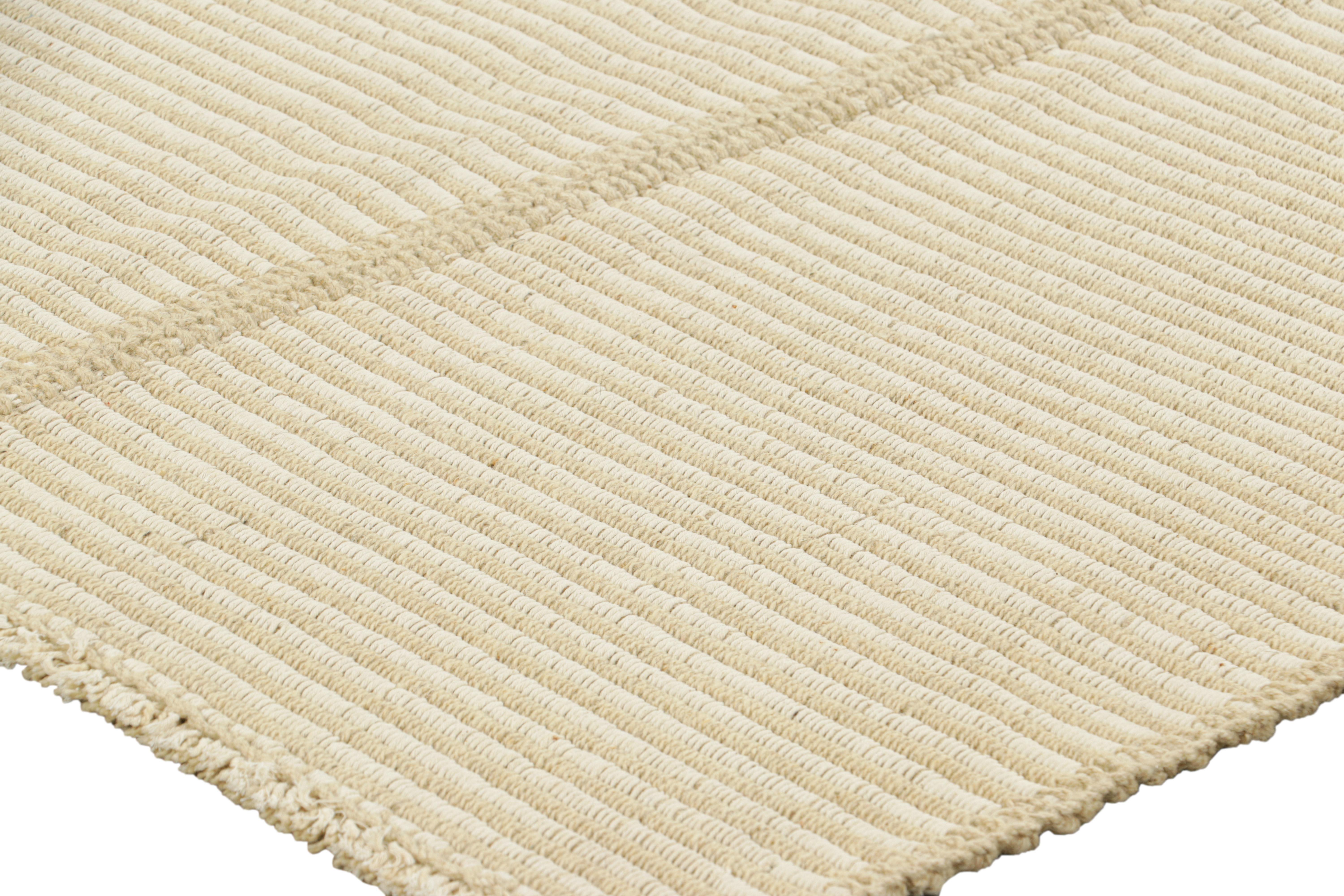 Rug & Kilim's Contemporary Kilim in Beige und Elfenbeinweiß mit Strukturstreifen im Zustand „Neu“ im Angebot in Long Island City, NY