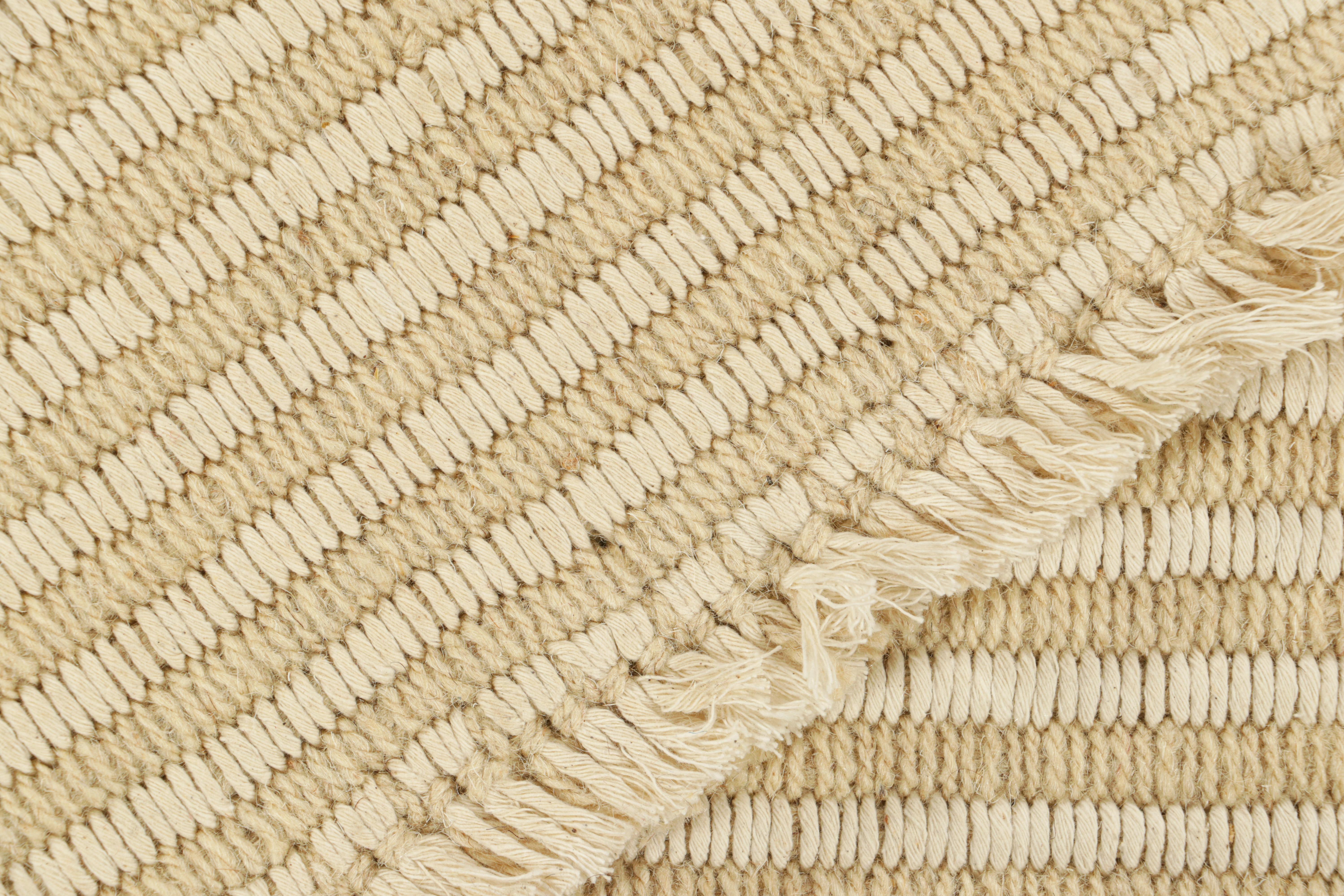 Kilim contemporáneo de Rug & Kilim en rayas texturadas beige y blanco marfil Siglo XXI y contemporáneo en venta