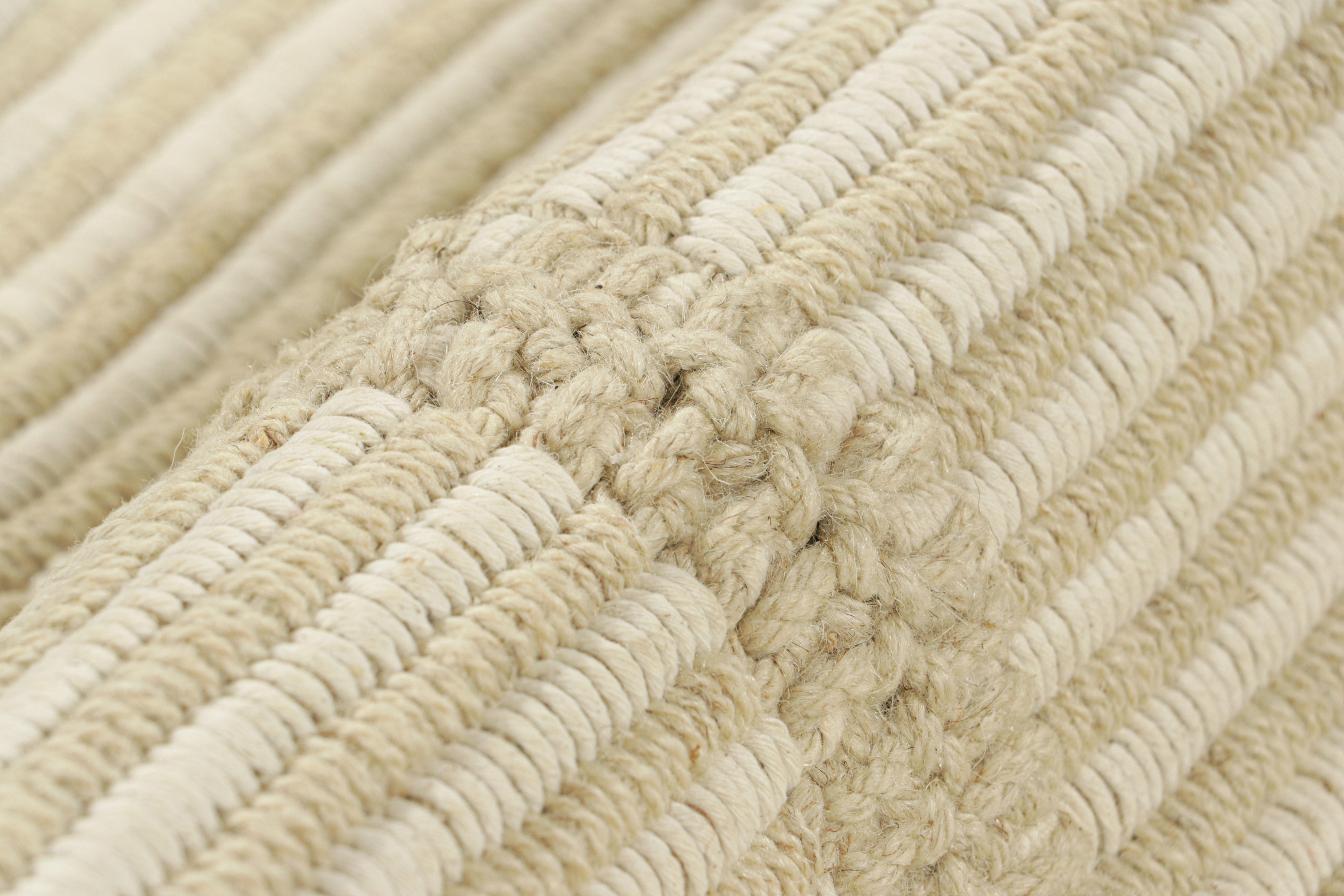 Kilim contemporáneo de Rug & Kilim en rayas texturadas beige y blanco marfil Siglo XXI y contemporáneo en venta