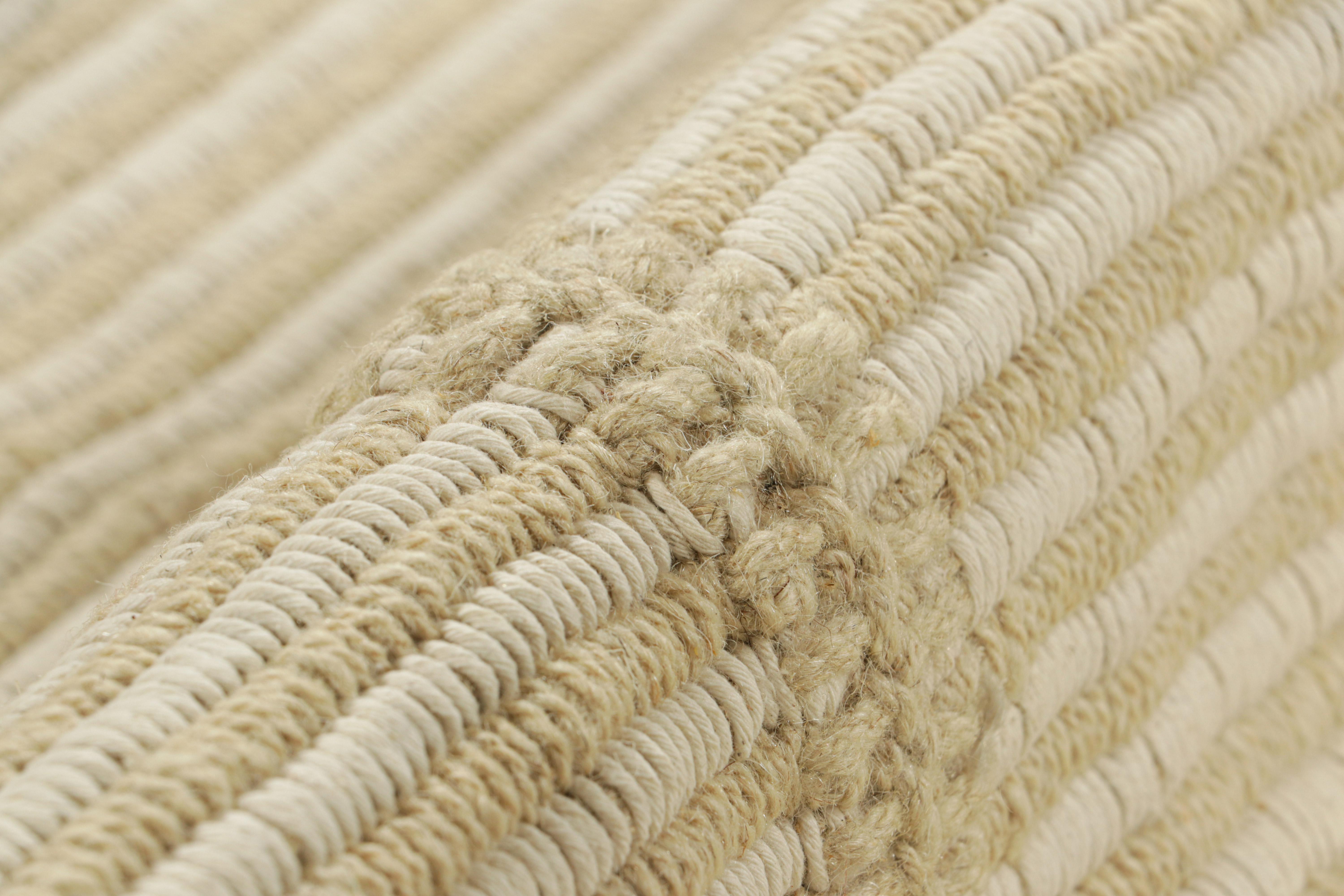 Rug & Kilim's Contemporary Kilim in Beige und Elfenbeinweiß mit Strukturstreifen (21. Jahrhundert und zeitgenössisch) im Angebot