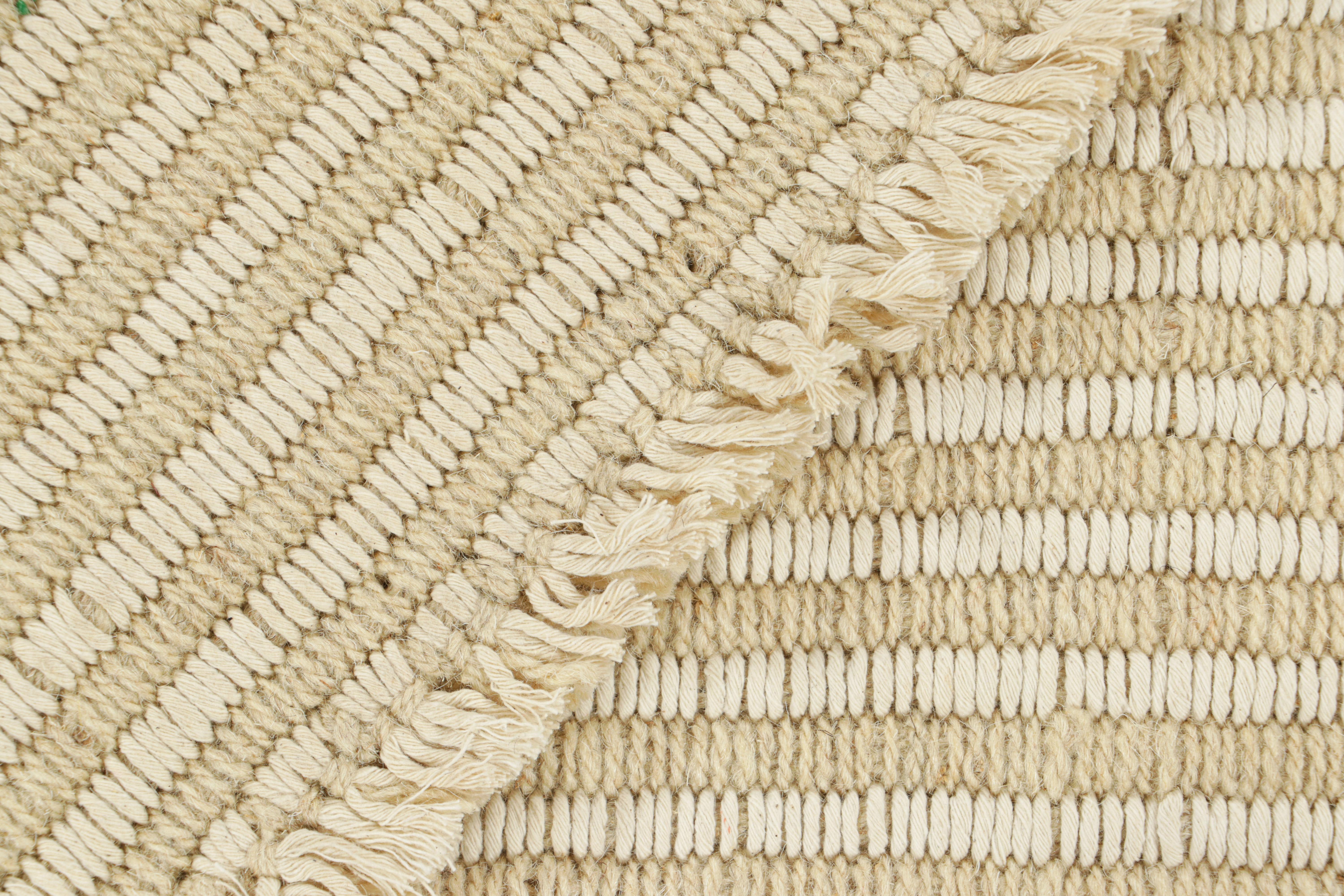 Lana Rug & Kilim - Kilim contemporaneo in beige e bianco avorio a strisce testurizzate in vendita
