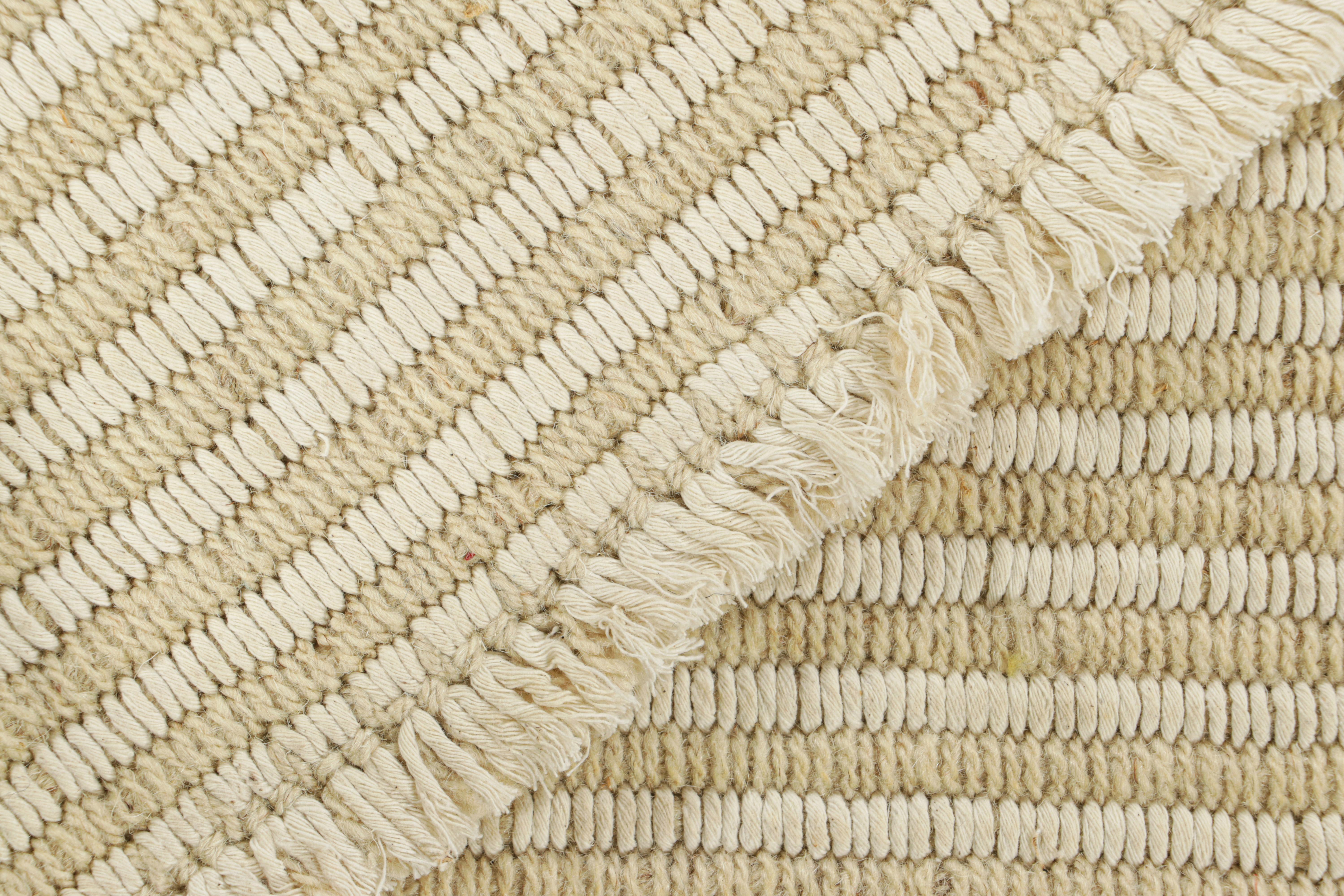 Kilim contemporáneo de Rug & Kilim en rayas texturadas beige y blanco marfil Lana en venta