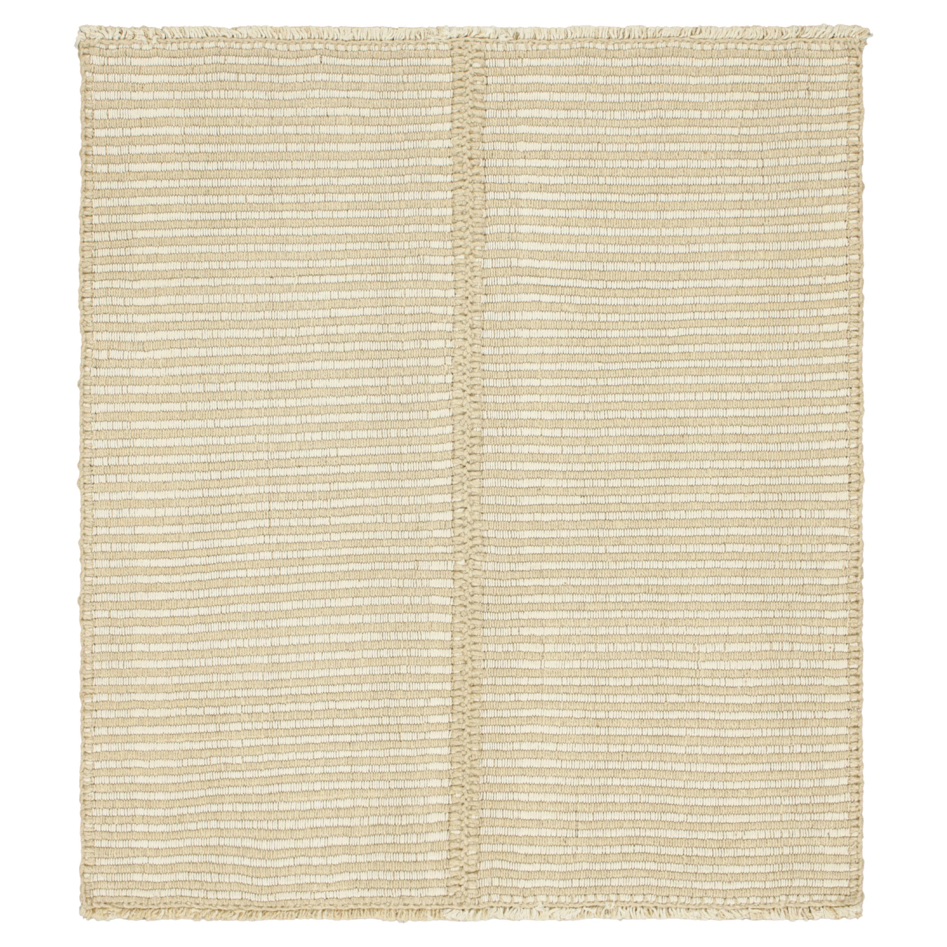 Rug & Kilim - Kilim contemporaneo in beige e bianco avorio a strisce testurizzate in vendita