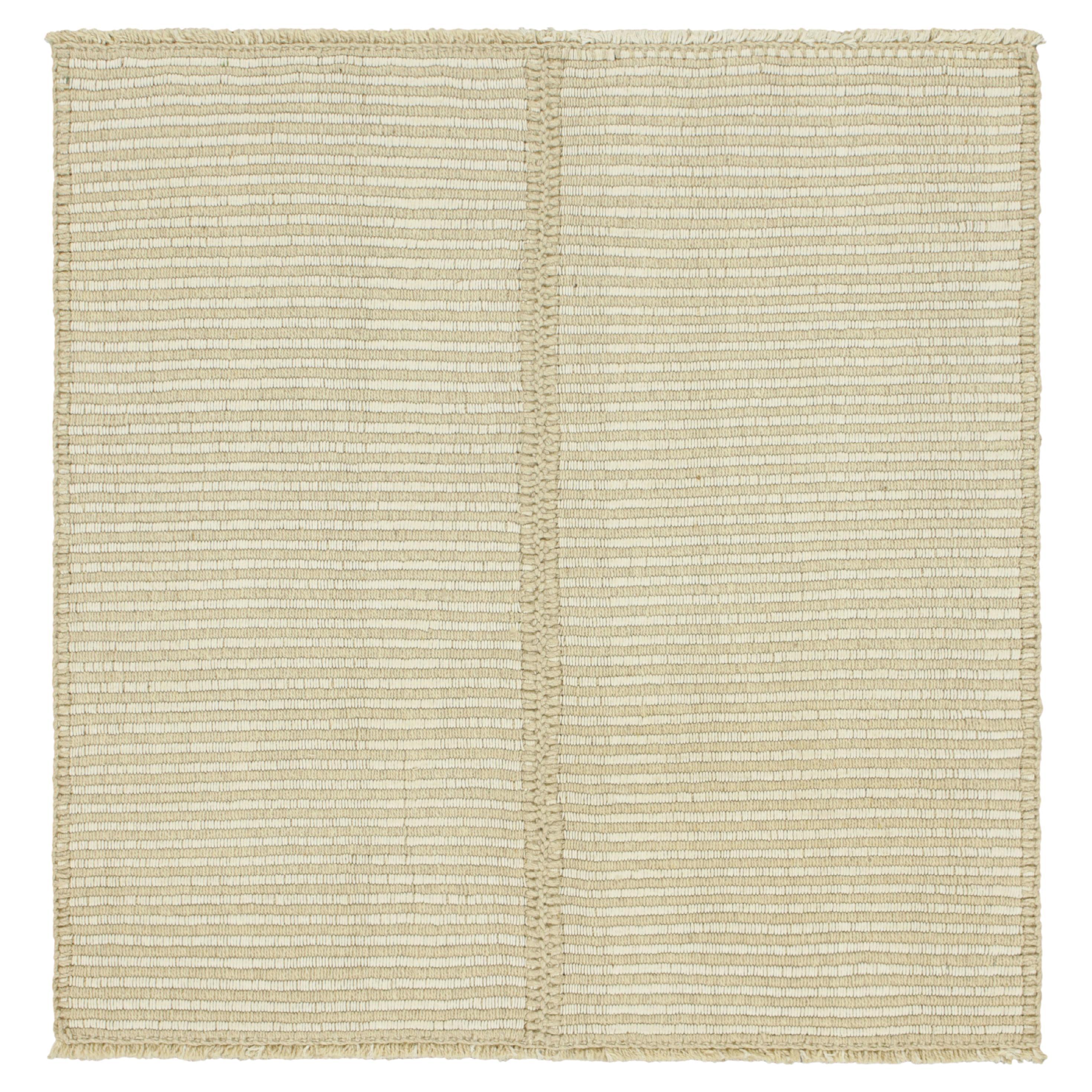 Rug & Kilim - Kilim contemporaneo in beige e bianco avorio a strisce testurizzate