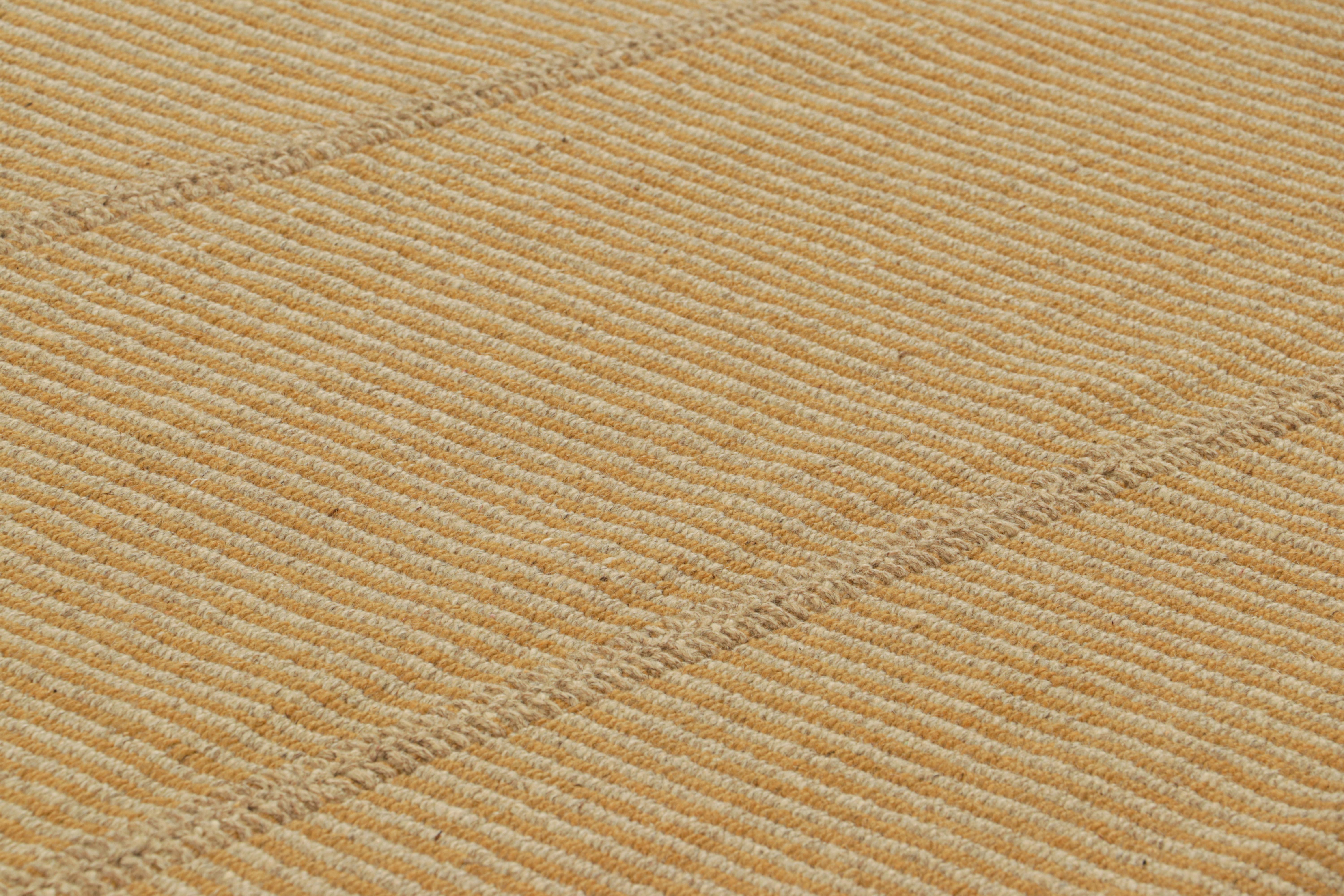 Kilim contemporáneo de Rug & Kilim en rayas texturadas beige y naranja Moderno en venta
