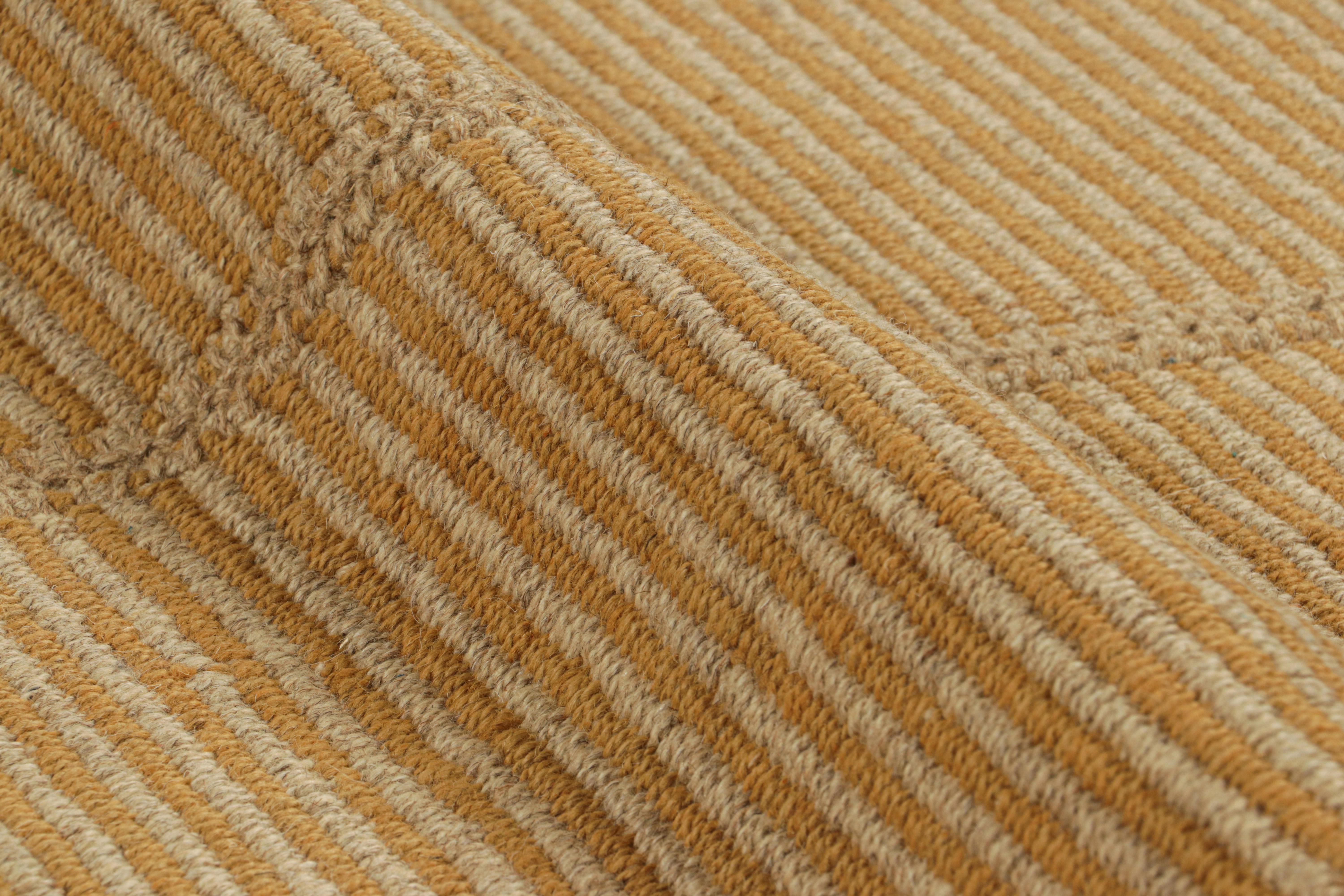Kilim contemporáneo de Rug & Kilim en rayas texturadas beige y naranja en Nuevo estado para la venta en Long Island City, NY