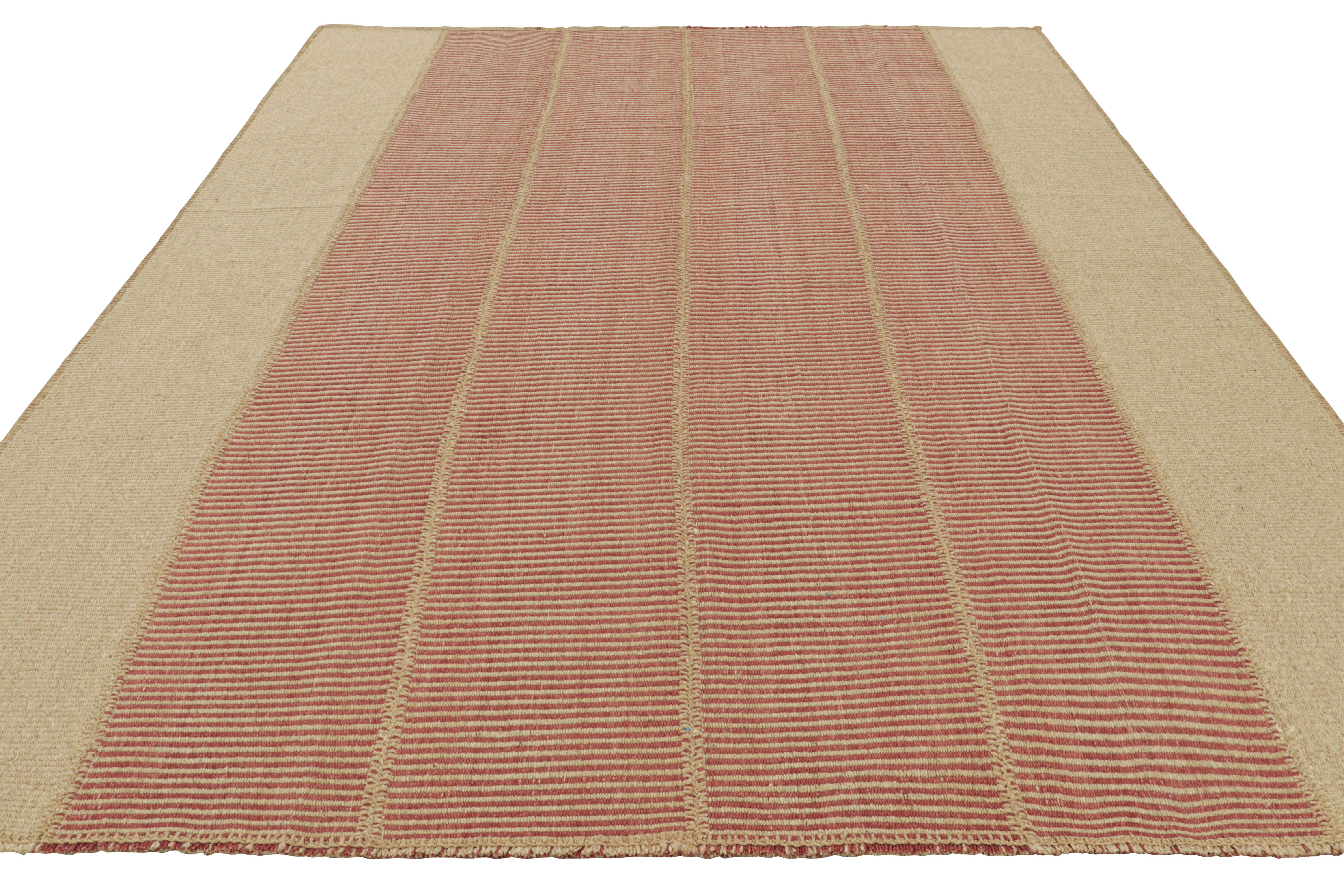 Tessuto a mano Rug & Kilim è un kilim contemporaneo a strisce beige e rosse. in vendita